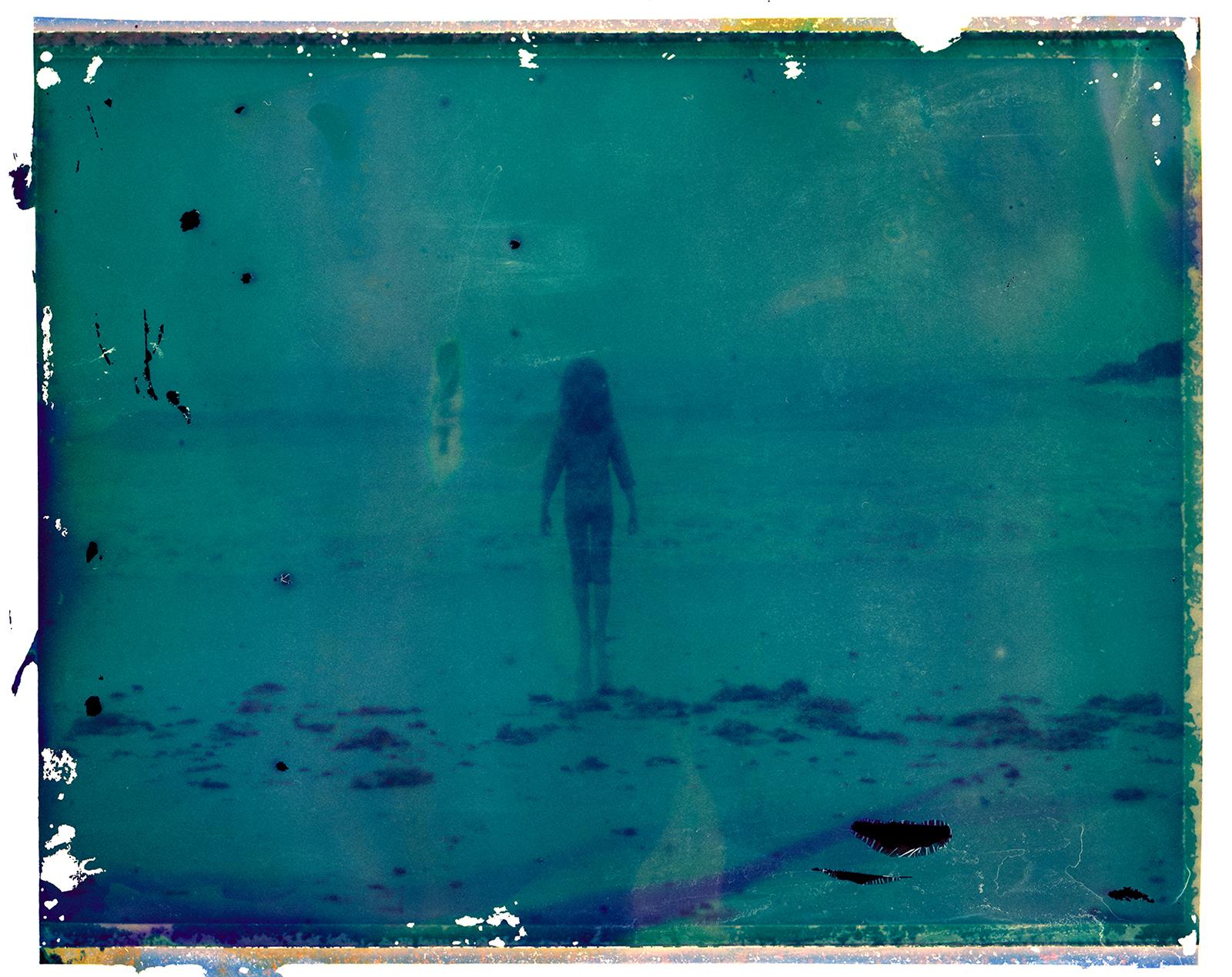 Cristina Fontsare Abstract Photograph - Horizonte - Contemporary, Polaroid, Photograph, Childhood, abstract