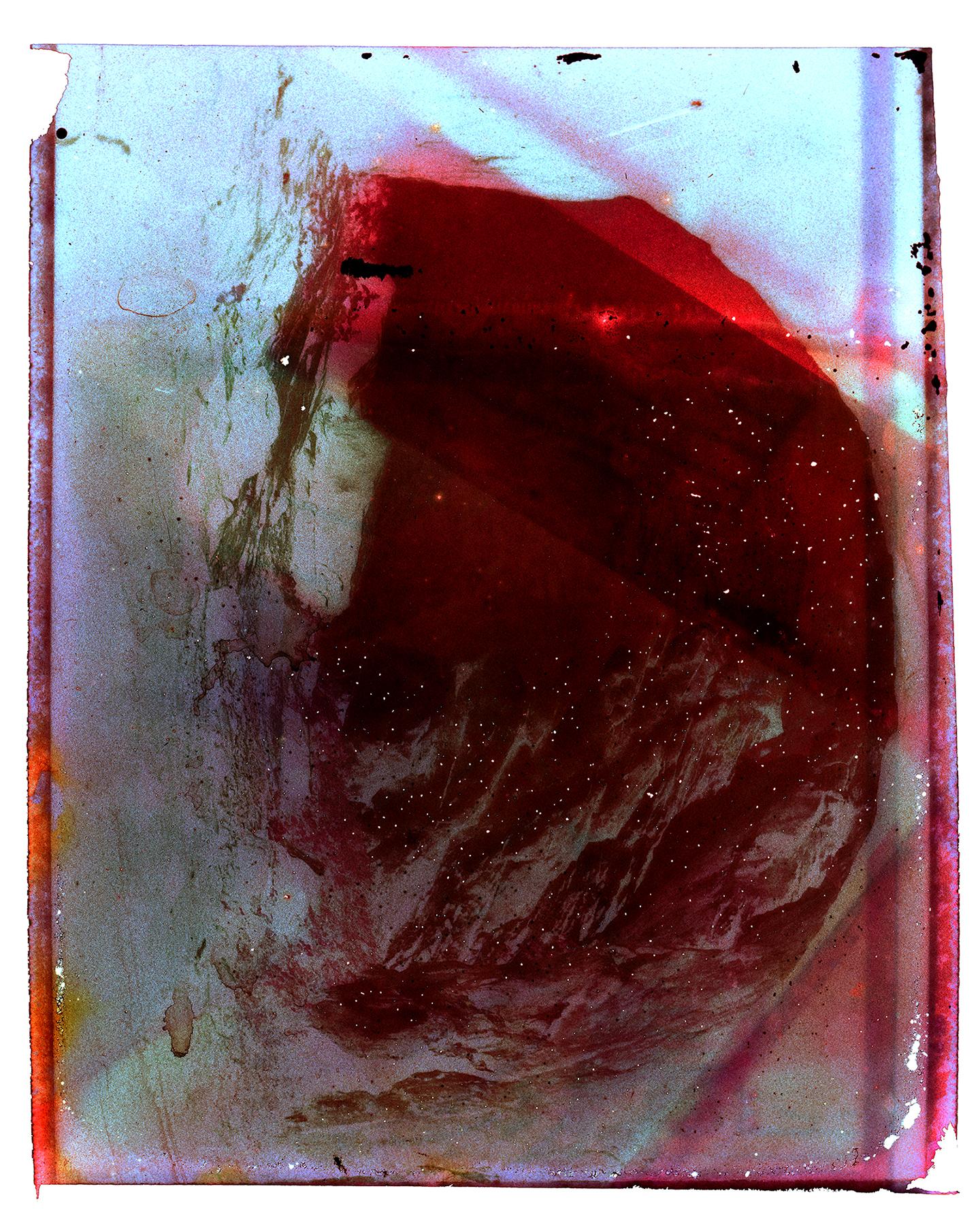 Color Photograph Cristina Fontsare - Dans la grotte de la sorcière - Contemporain, Polaroid, Photographie, Enfance, abstrait