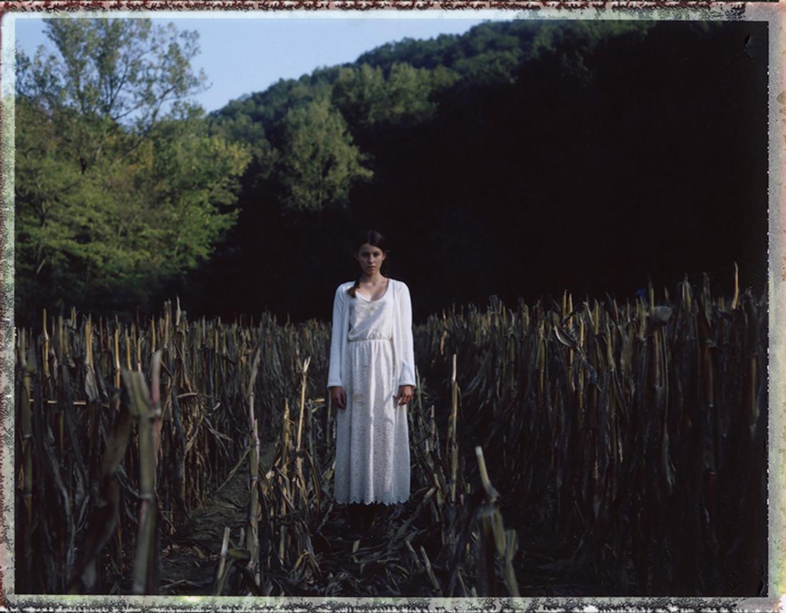 Figurative Photograph di Cristina Fontsare - Laia a Undici come apparizione  - Contemporaneo, Polaroid, Fotografia, astratto