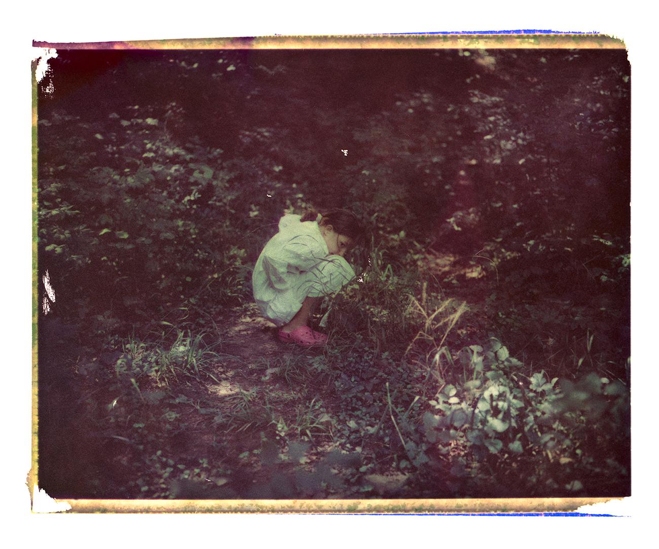 Color Photograph de Cristina Fontsare - Pequeño Elfo - Contemporáneo, Polaroid, Infancia
