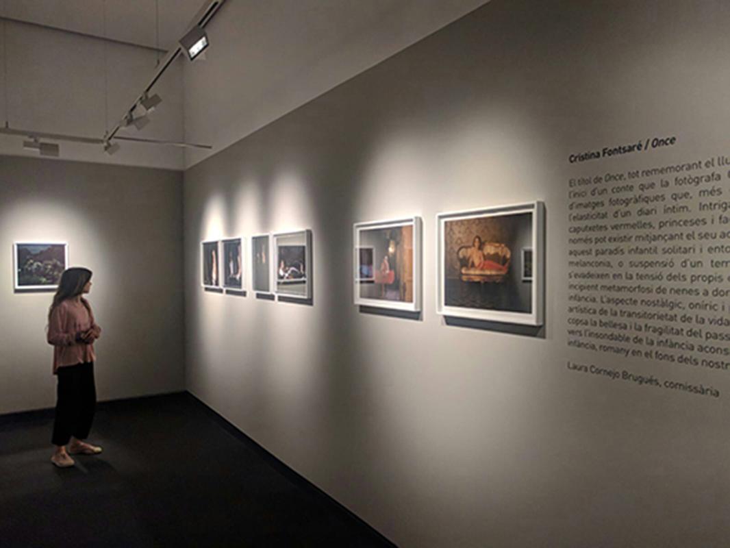 Sirene  Zeitgenössisches, Polaroid, Fotografie, Kindheit. 21. Jahrhundert – Photograph von Cristina Fontsare