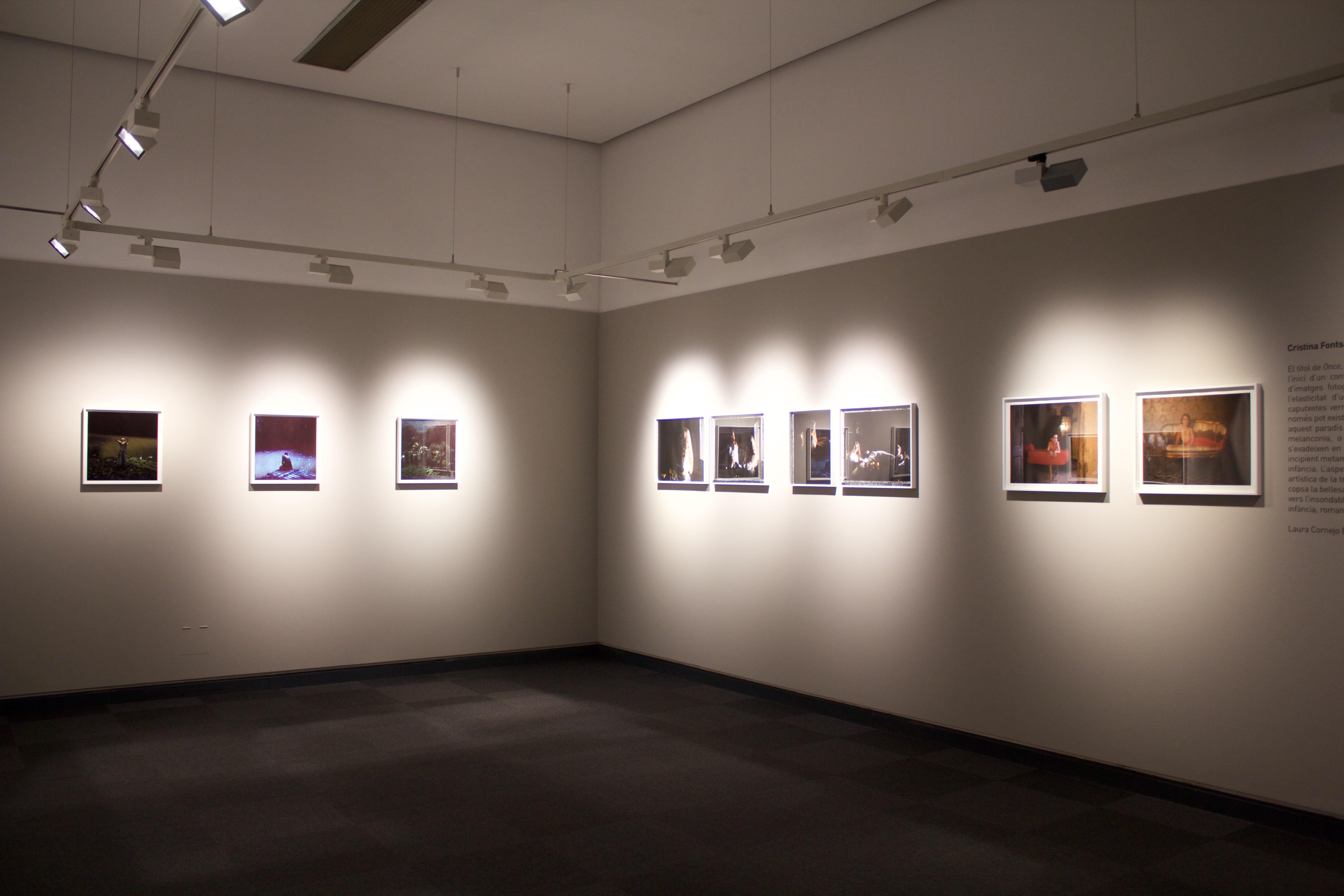Sirene  Zeitgenössisches, Polaroid, Fotografie, Kindheit. 21. Jahrhundert (Schwarz), Color Photograph, von Cristina Fontsare