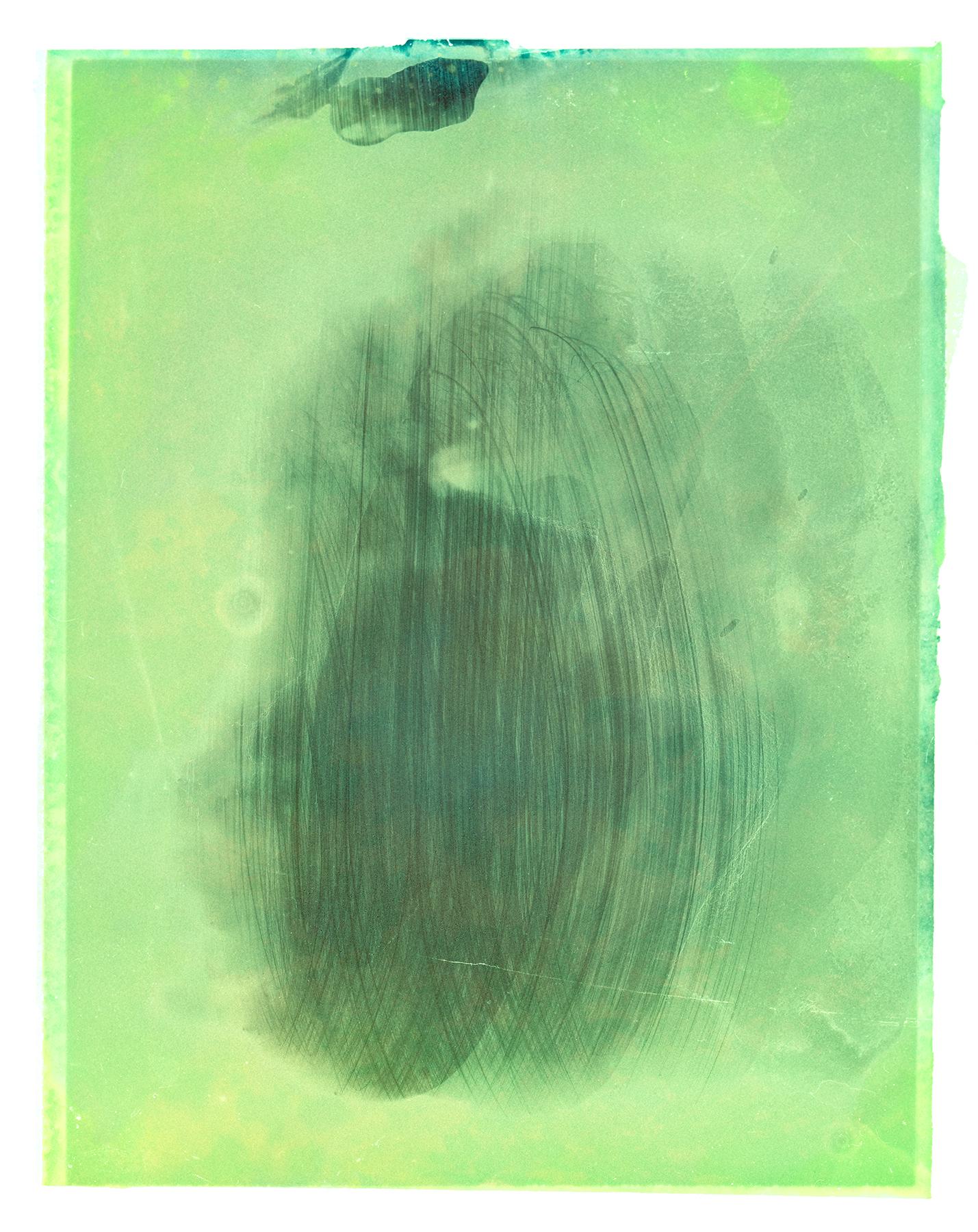 Cristina Fontsare Color Photograph – Grünes Luftbild - Zeitgenössisch, Polaroid, Fotografie, Kindheit, abstrakt