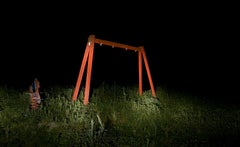 The red Swing - Zeitgenössisch, Landschaft, 21. Jahrhundert, Farbe, Nacht
