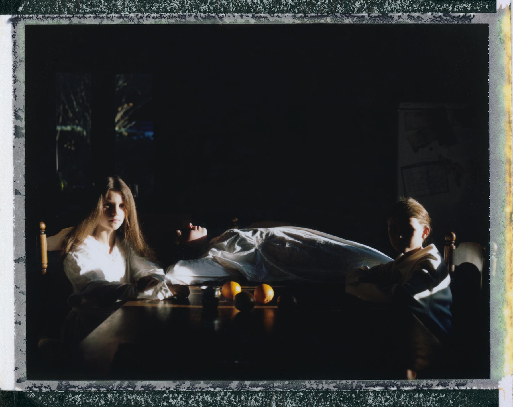 Cristina Fontsare Color Photograph – Three Sisters - Contemporary, Polaroid, Fotografie, Jugend, 21. Jahrhundert