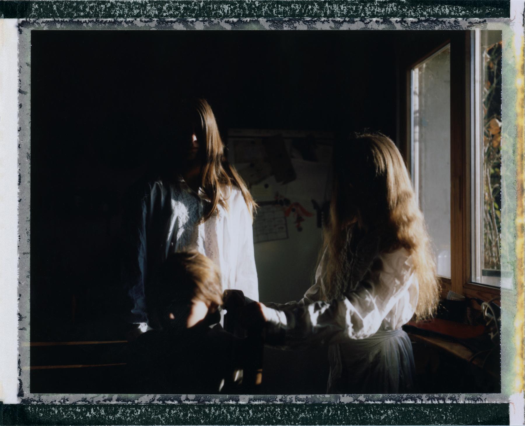 Tres Hermanas II - Contemporáneo, Polaroid, Fotografía, Juventud, Siglo XXI