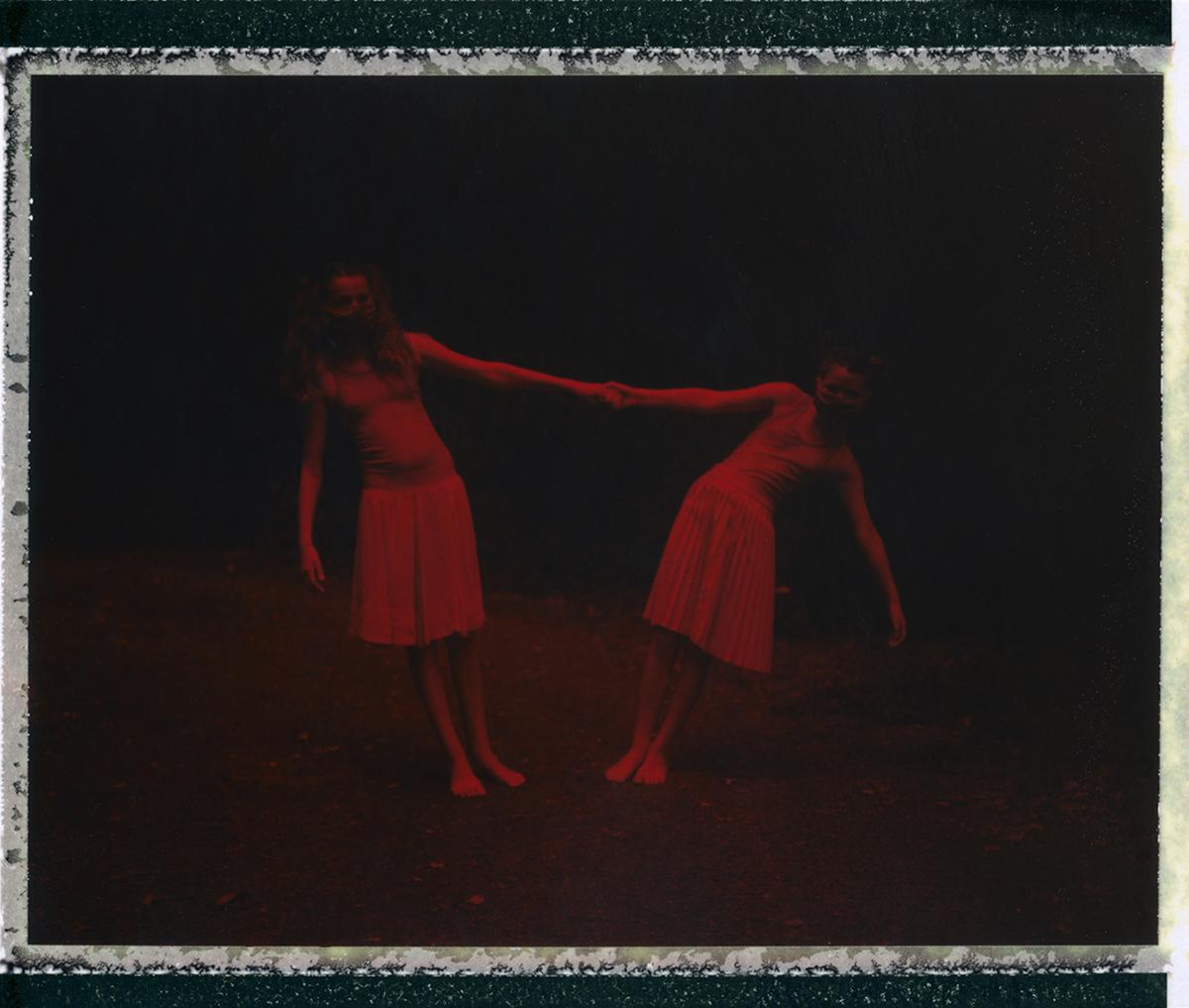 Zwei Schwestern - Zeitgenössisch, Polaroid, Fotografie, Kindheit. 21. Jahrhundert