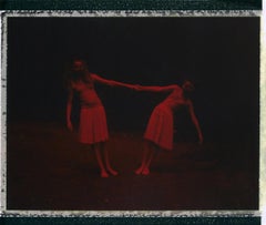 Deux sœurs - Contemporain, Polaroid, Photographie, enfance. XXIe siècle