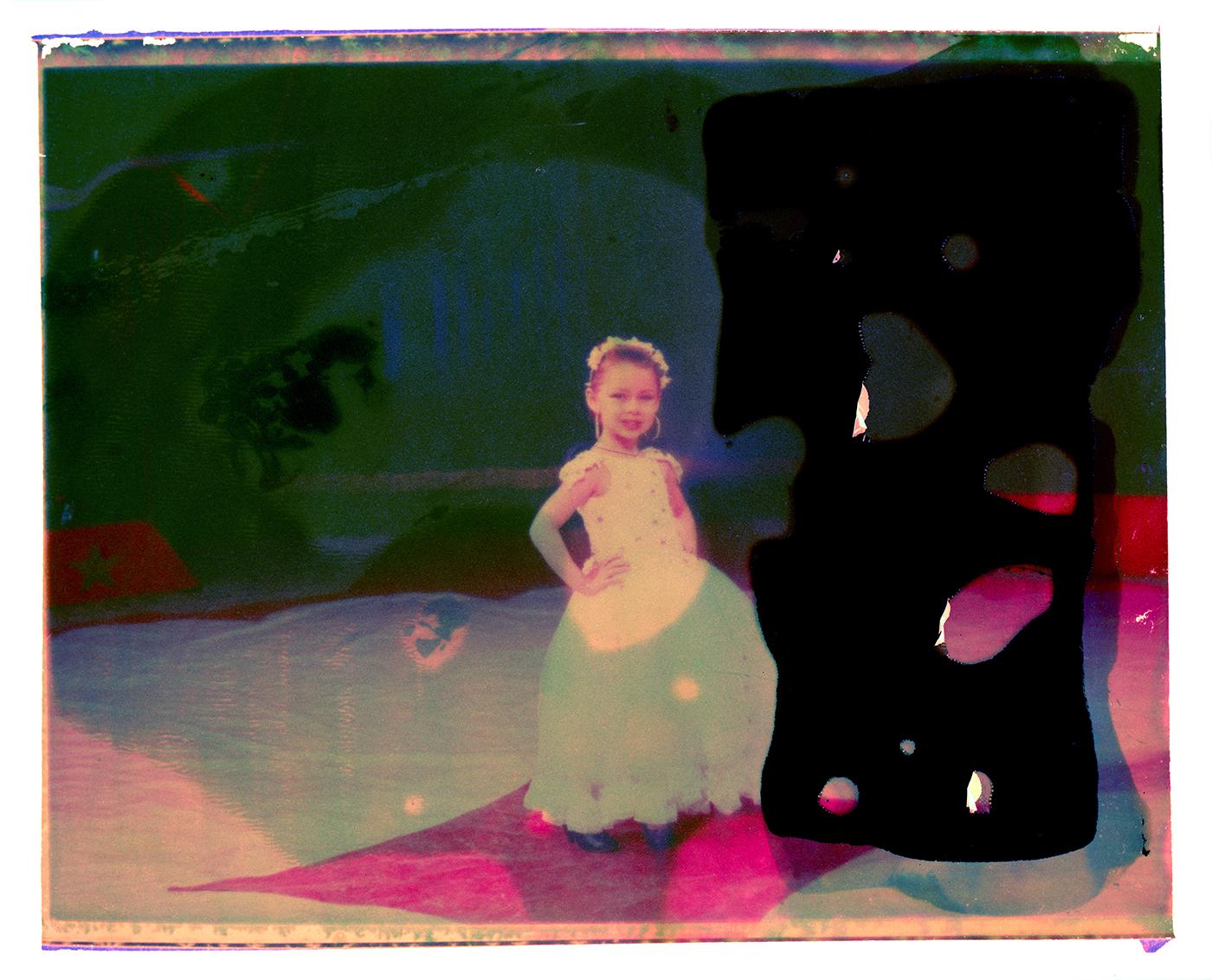 Color Photograph de Cristina Fontsare - Victoria - Contemporánea, Polaroid, Infancia