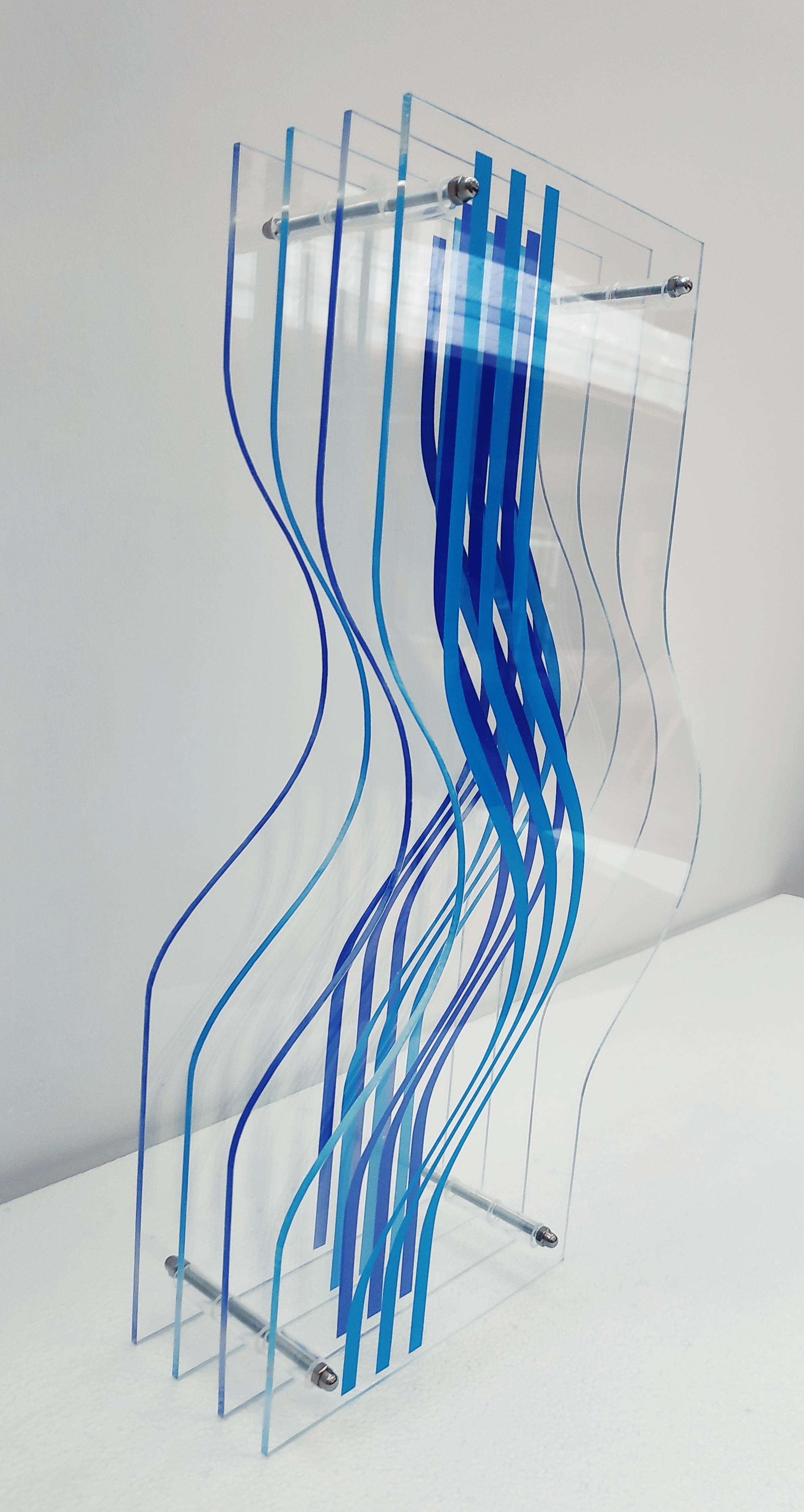 Blue contorsion, (Methacrylate) - Op Art Sculpture by Cristina Ghetti