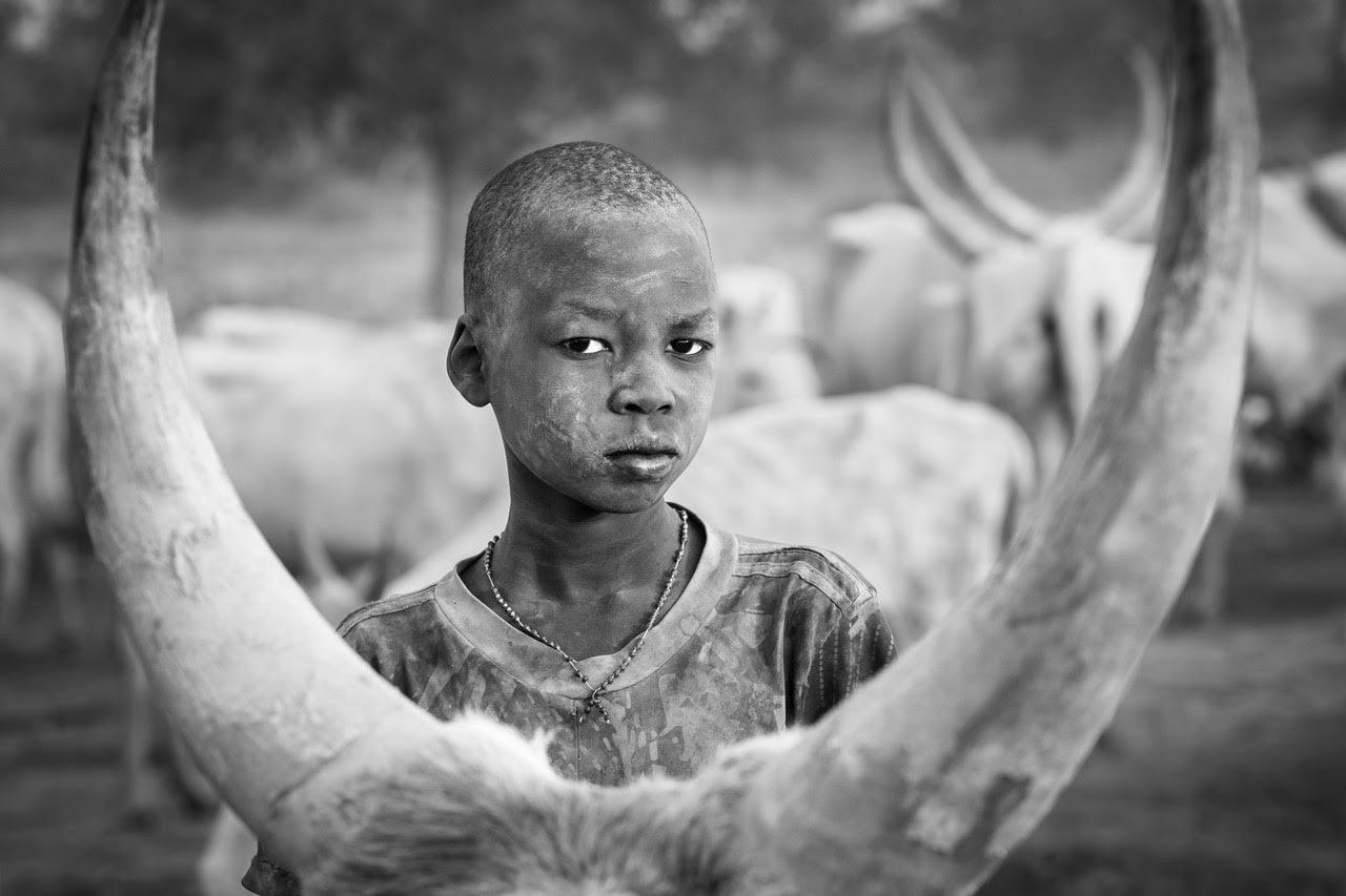 Black and White Photograph di Cristina Mittermeier - Essere Mundari, Sud Sudan 2025