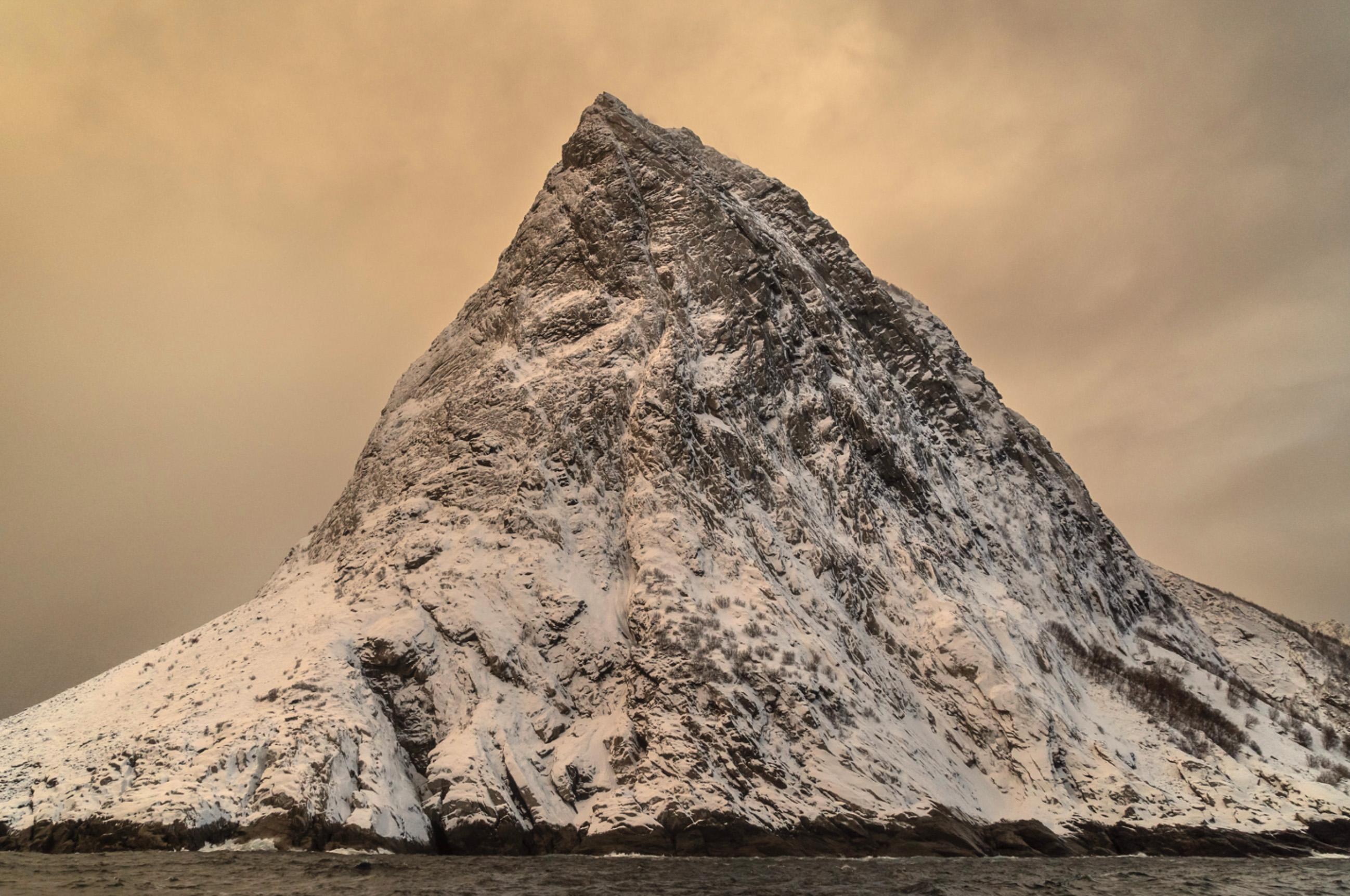 "Klippe am Fjord" 
Norwegen, 2016 

Verfügbare Größen:
20 x 30 in / Auflage von 6 - $4,500
32 x 48 Zoll / Auflage von 6 - $7.500
40 x 60 in / Auflage von 6 - $10,500
50 x 75 in / Auflage von 6 - $15,500

Die angegebenen Preise verstehen sich ohne