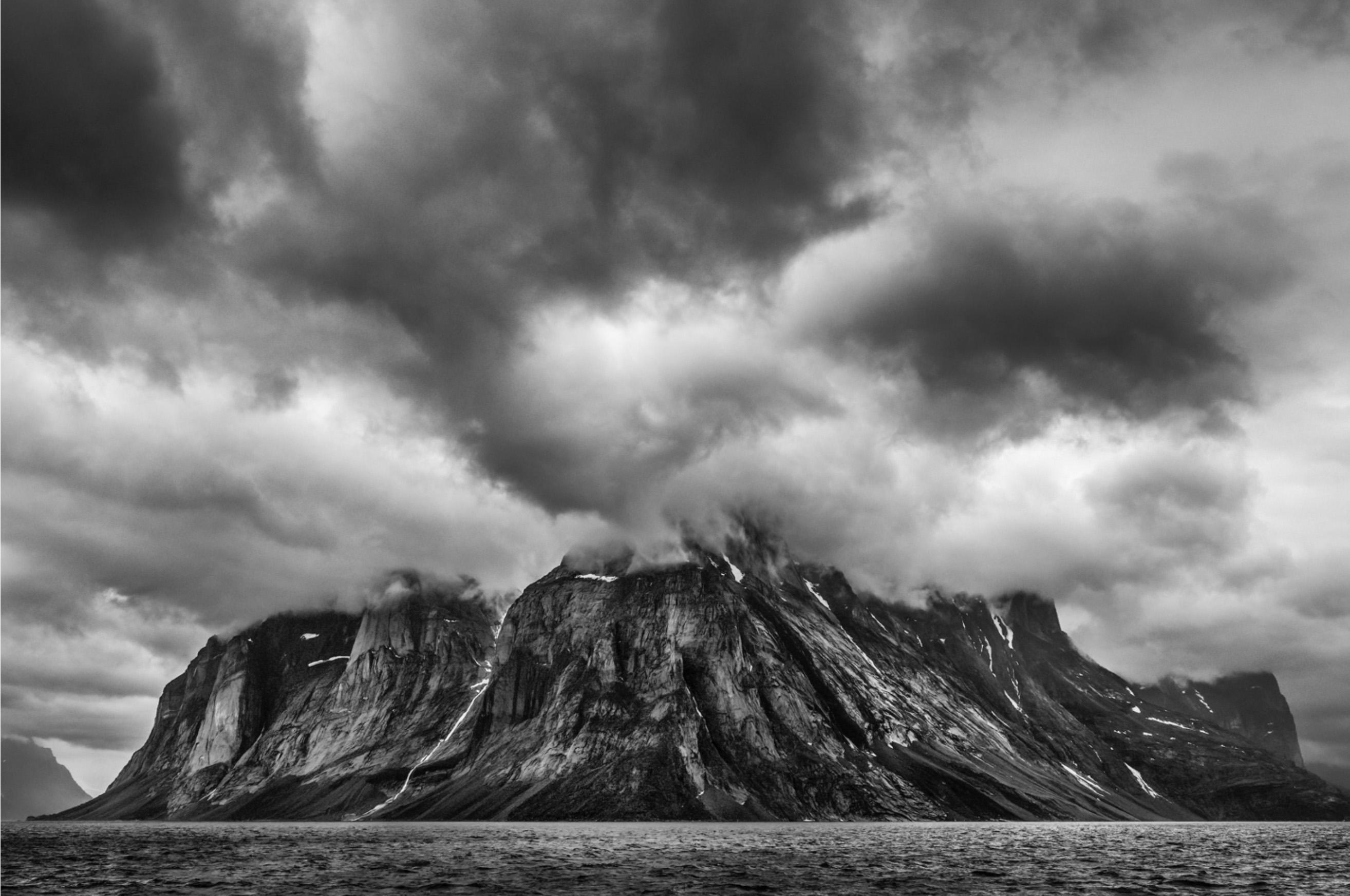 "Dunkle Wolken" 
Nordwestpassage, 2017 

Verfügbare Größen:
20 x 30 in / Auflage von 6 - $4,500
32 x 48 Zoll / Auflage von 6 - $7.500
40 x 60 in / Auflage von 6 - $10,500
50 x 75 in / Auflage von 6 - $15,500

Die angegebenen Preise verstehen sich