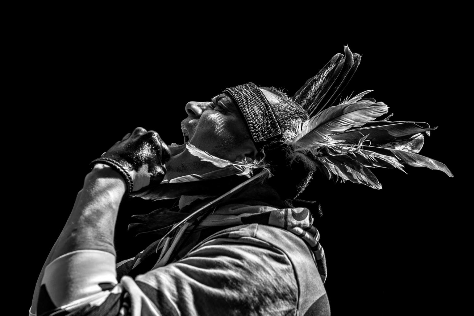 Black and White Photograph de Cristina Mittermeier - Guardián de la Atalaya