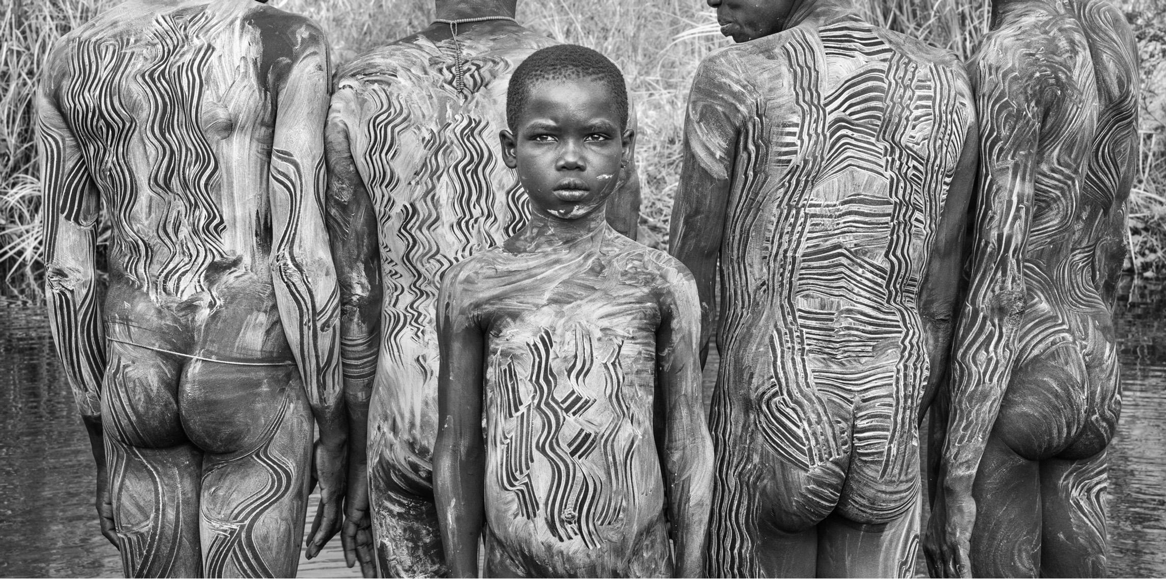 "La mia strada" 
Popolo Suri della Valle dell'Omo, Etiopia - 2023

Taglie disponibili:
20 x 40,5 pollici / Edizione di 6
32 x 64,5 pollici / Edizione di 6

"Ho dovuto trattenere le risate quando una fila di uomini Suri si è girata per mostrare la