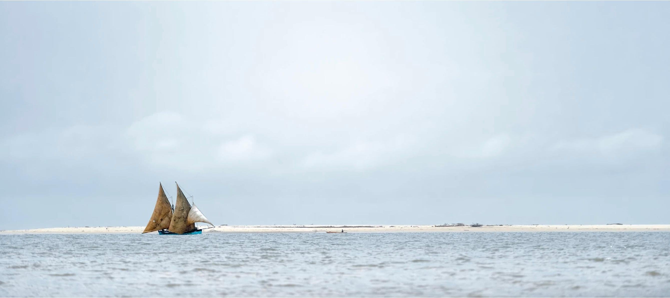 "Segeln zur Sandbank" 
Madagaskar, 2009

20 x 45 in / Auflage von 6 - $4,500

Auch verfügbar: 
32 x 73 in / Auflage von 6 - $8,500
39 x 90 in / Auflage von 6 - $17,500

"Ein traditioneller Schoner, der sich durch die Ebbe an den goldenen Küsten