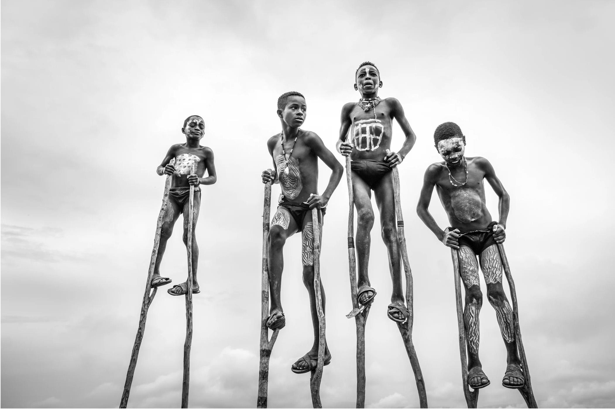"Sky Walkers" 
Banna-Volk, Omo-Tal, Äthiopien , 2023

20 x 30 in / Auflage von 6 - $4,500

Auch verfügbar: 
32 x 48 Zoll / Auflage von 6 - $7.500
40 x 60 in / Auflage von 6 - $10,500
50 x 75 in / Auflage von 6 - $15,500

Die angegebenen Preise