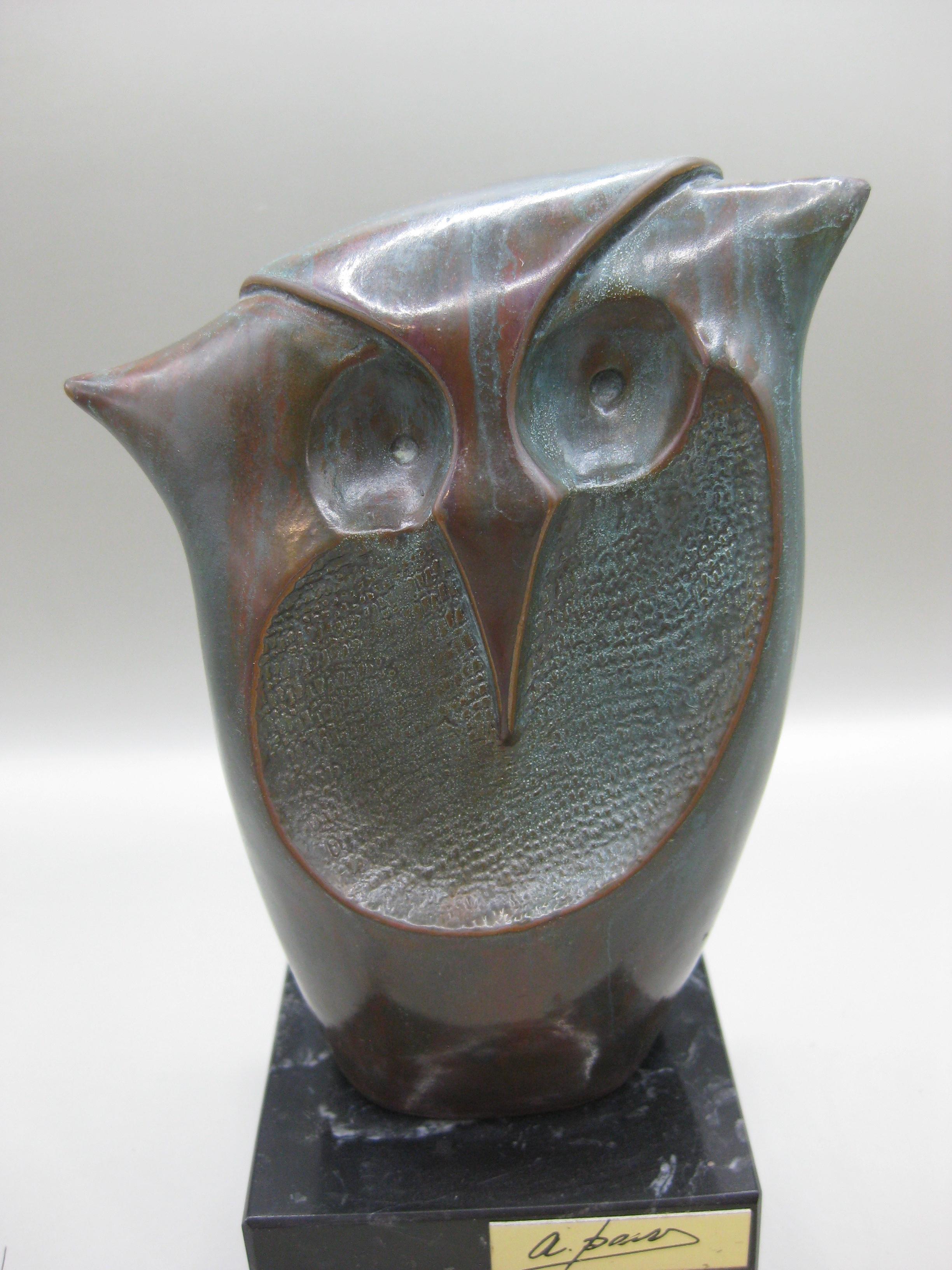 Offriamo una meravigliosa scultura astratta di gufo in bronzo dell'artista spagnola Cristina Puell. Firmato sul retro e con l'etichetta originale sulla base in marmo massiccio. Forma e design meravigliosi. La scultura si trova sulla sua base di