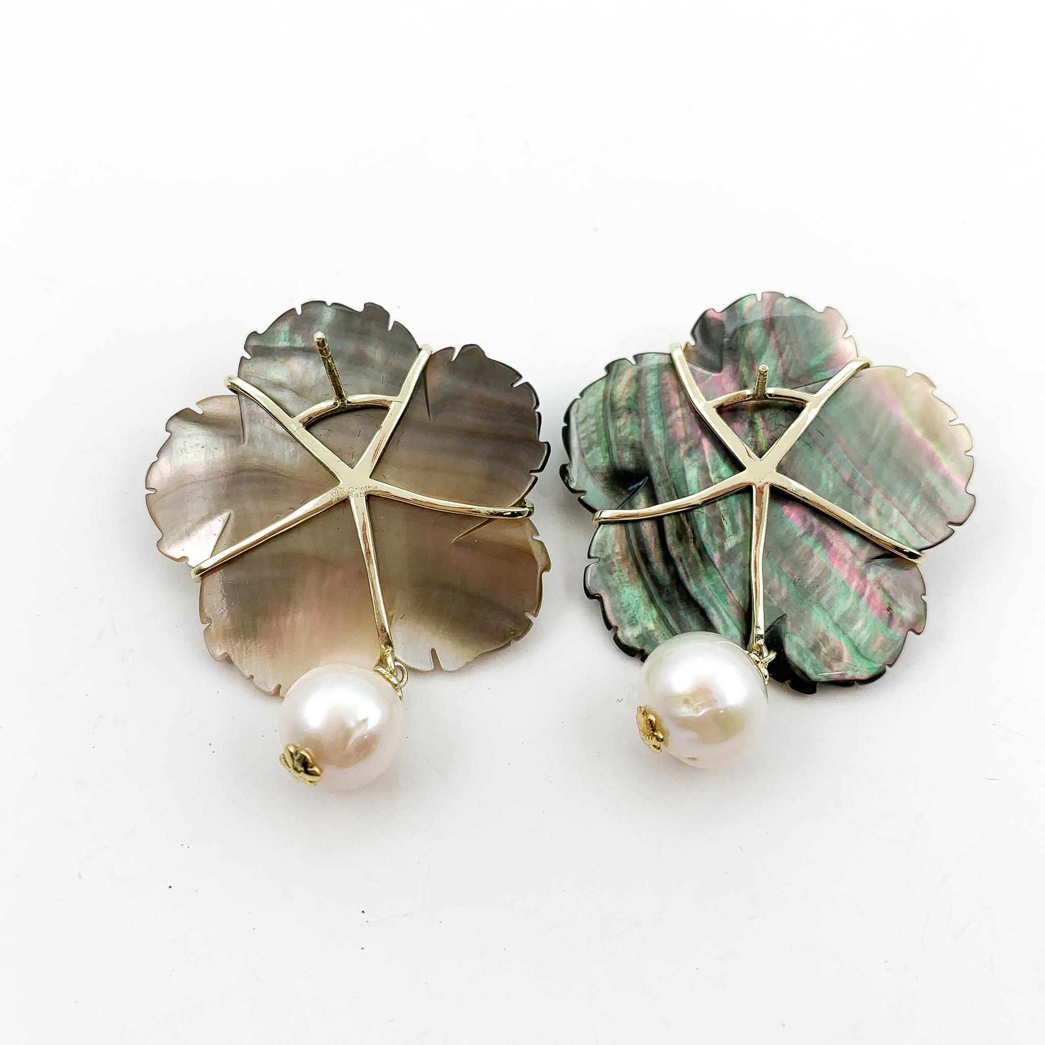 Nacre et perles d'eau douce. 
Forme florale avec pendentifs en perles. Pierres précieuses naturelles. 
Or 18K sur bronze. 
1,75 pouces de longueur