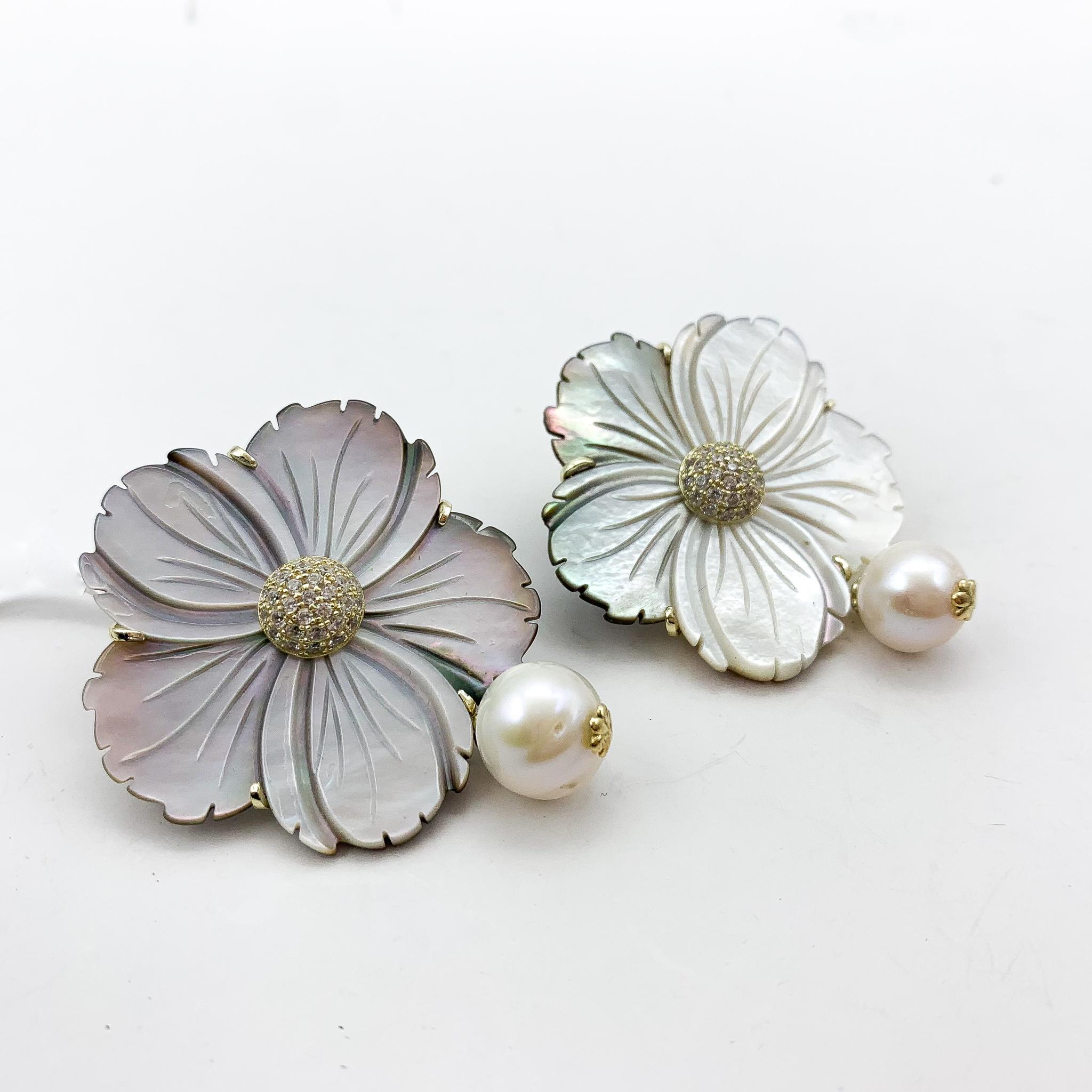 Taille pampille Cristina Sabatini Boucles d'oreilles à fleurs en nacre et perles d'eau douce  en vente