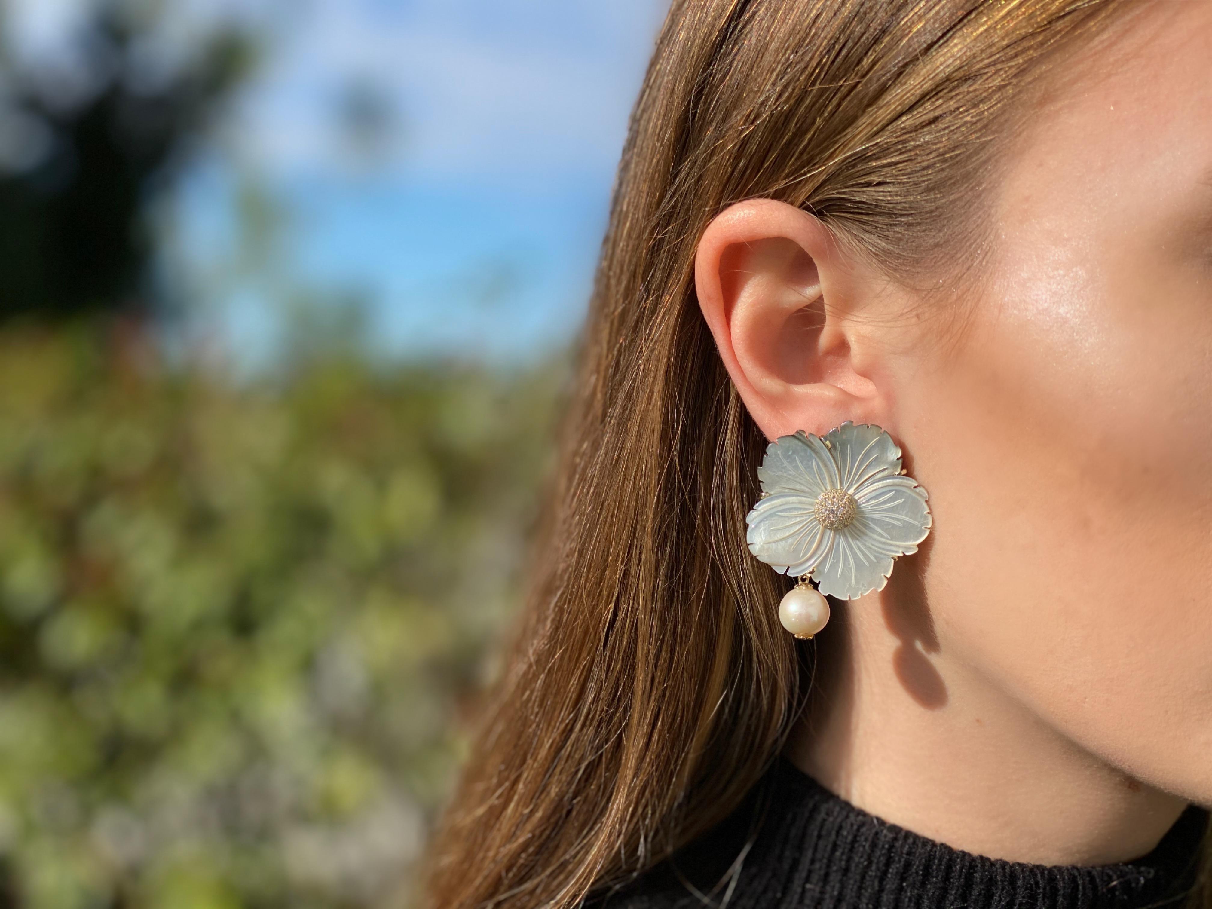 Cristina Sabatini Boucles d'oreilles à fleurs en nacre et perles d'eau douce  Neuf - En vente à Carlsbad, CA