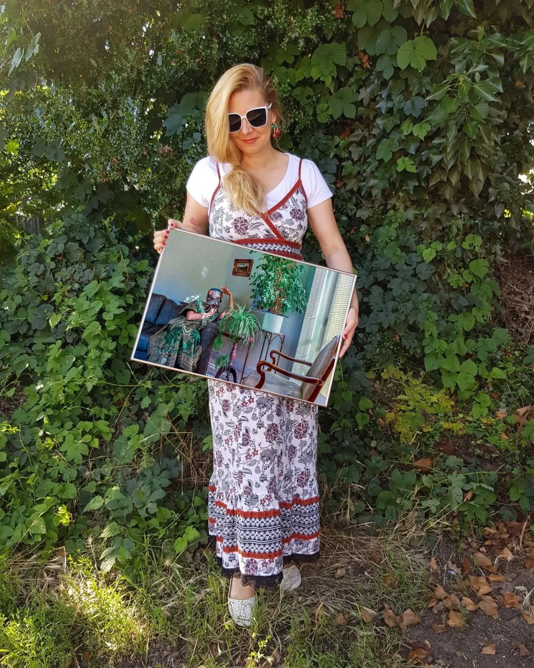 On Vacation (série Couchsurfing) - Photograph de Cristina Schek
