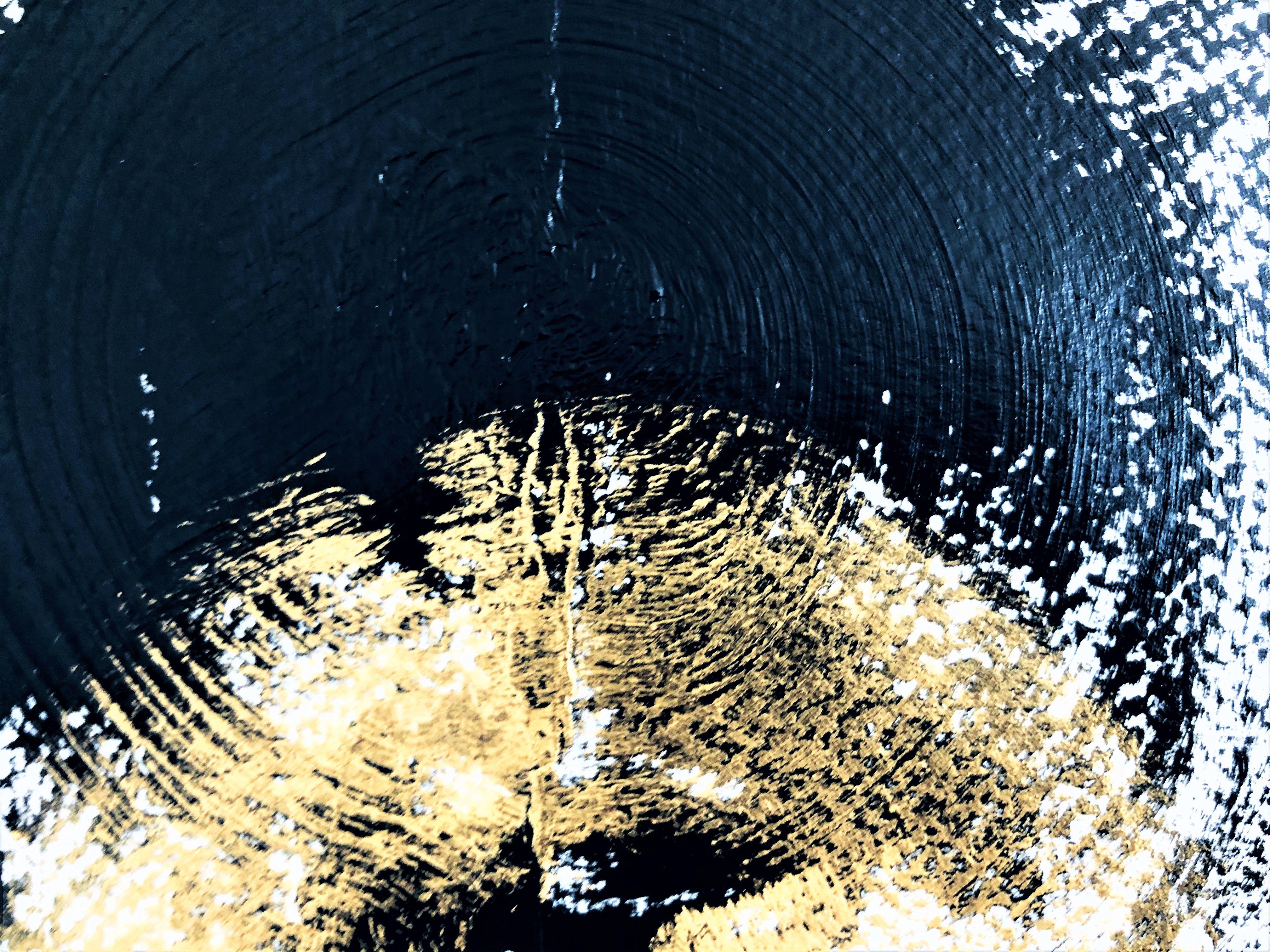 Mnemonische Codes # 005    Dieses originale abstrakte Gemälde in Schwarz und Weiß mit metallischen Goldakzenten wurde mit Acrylfarbe auf Papier (säurefrei) gemalt.    Der Künstler faltete und entfaltete das Papier, bevor er die Acrylfarbe auftrug.  