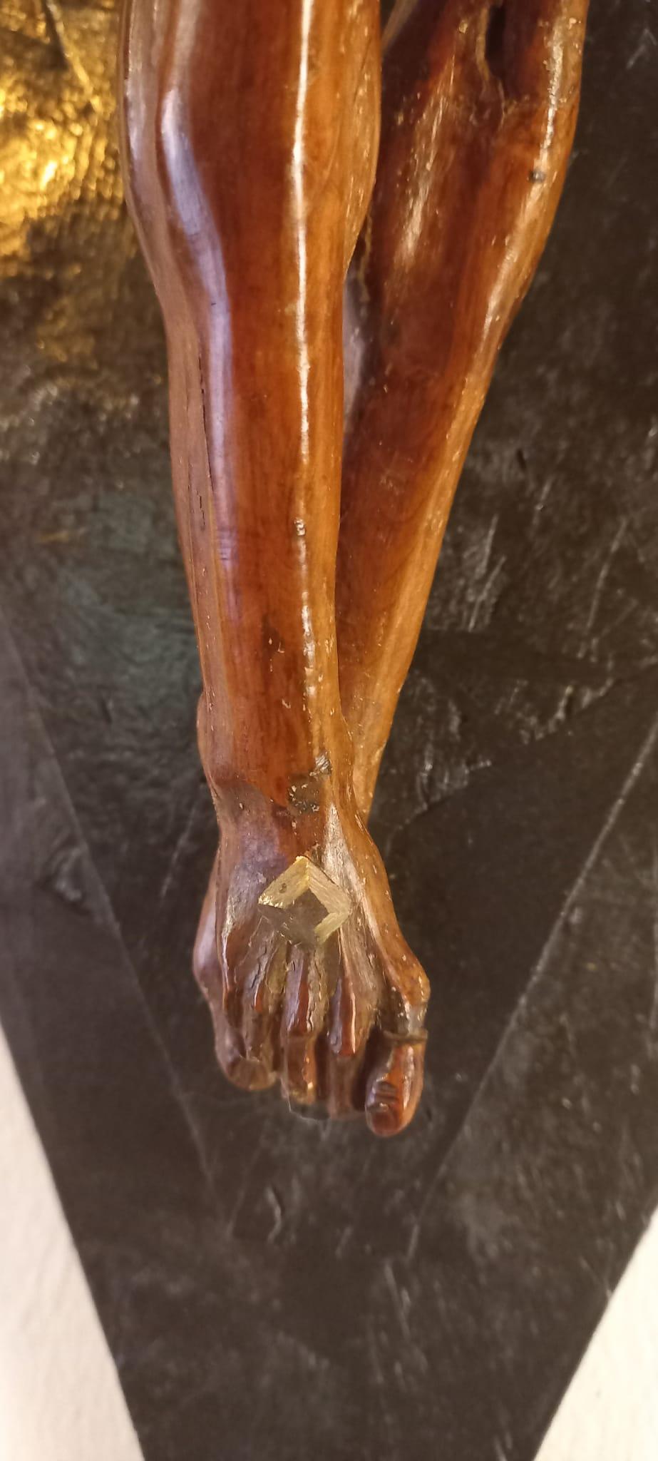 Hand-Carved Christ Crucified in boxwood and golden loincloth For Sale