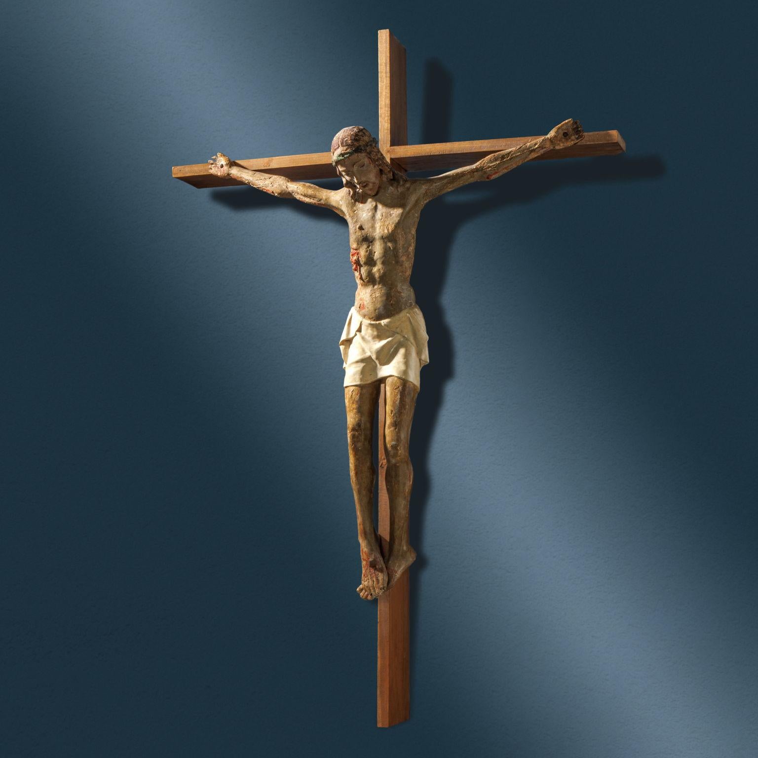 Scultura lignea policroma raffigurante Cristo Crocifisso, dalle membra emaciate e il capo reclinato sul petto; il corpo è dipinto con una tinta terrea, attorno ai fianchi un perizoma che è stato ripreso nella laccatura.