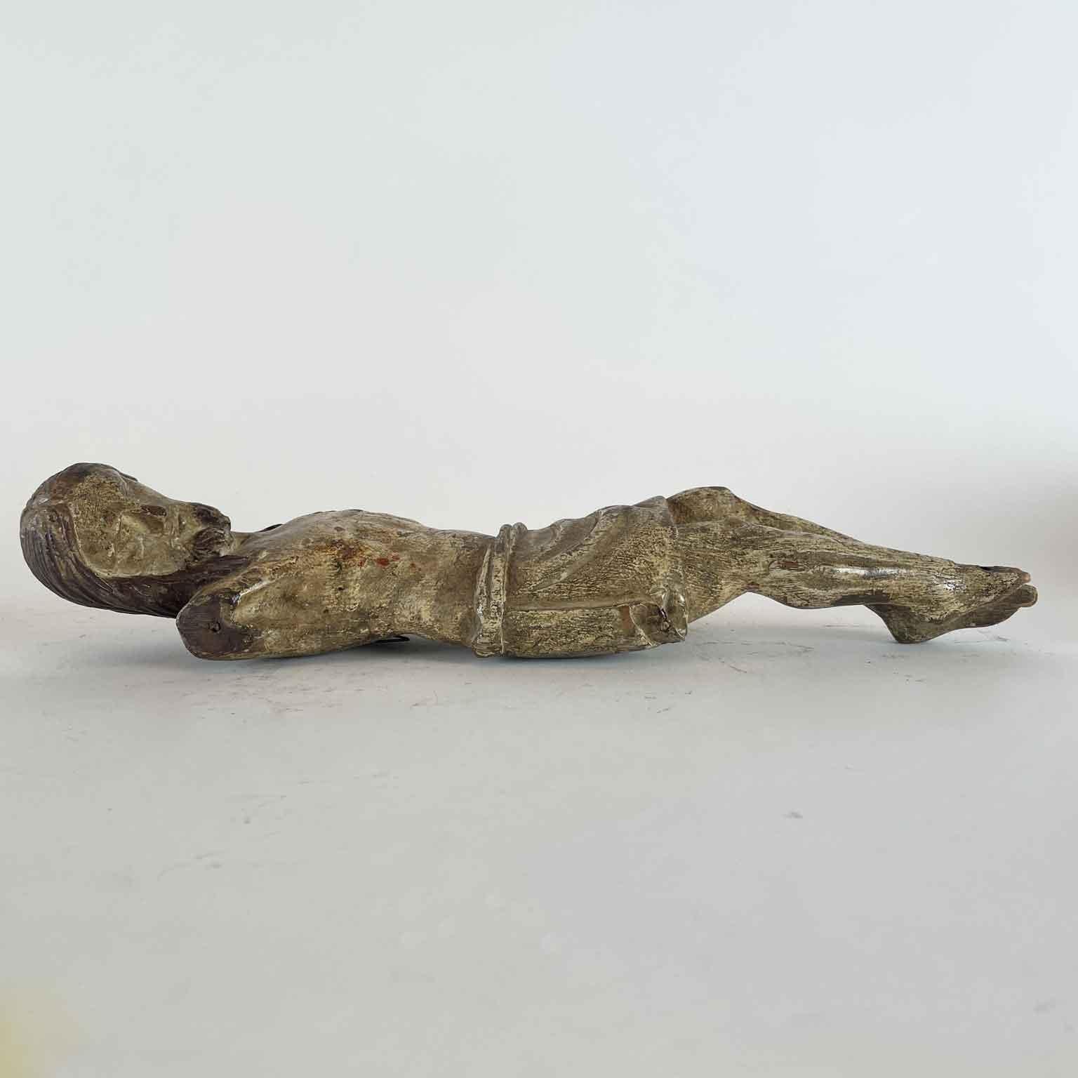 Christ en croix Sculpture religieuse italienne sculptée et laquée 18e siècle État moyen - En vente à Milano, MI