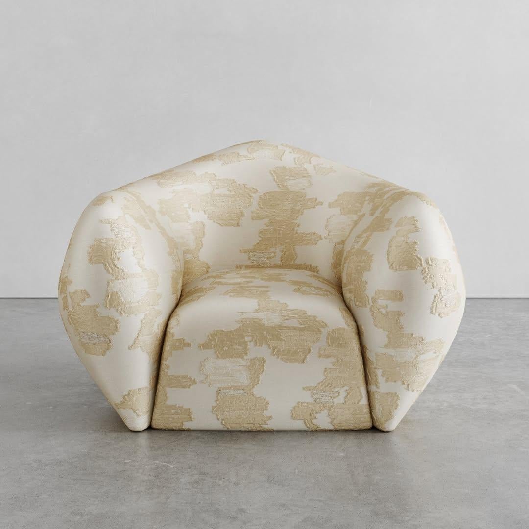 Butaca Cristos de Studio Romell
Dimensiones: An 140 x Pr 120 x Al 90 cm
Materiales: Tapizado. 
 

La silla Cristos se inspira en el simbolismo de un trono: un asiento elevado de honor, presencia y serena autoridad. Su diseño refleja un sentido de