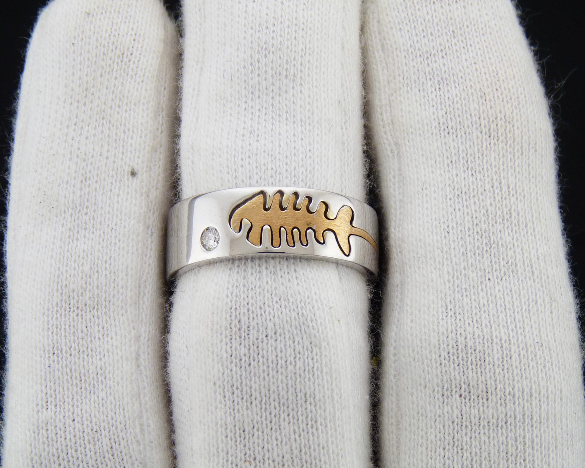 Crivelli: Fisch-Bone-Ring aus 18 Karat Gold mit Diamanten für Damen oder Herren im Angebot