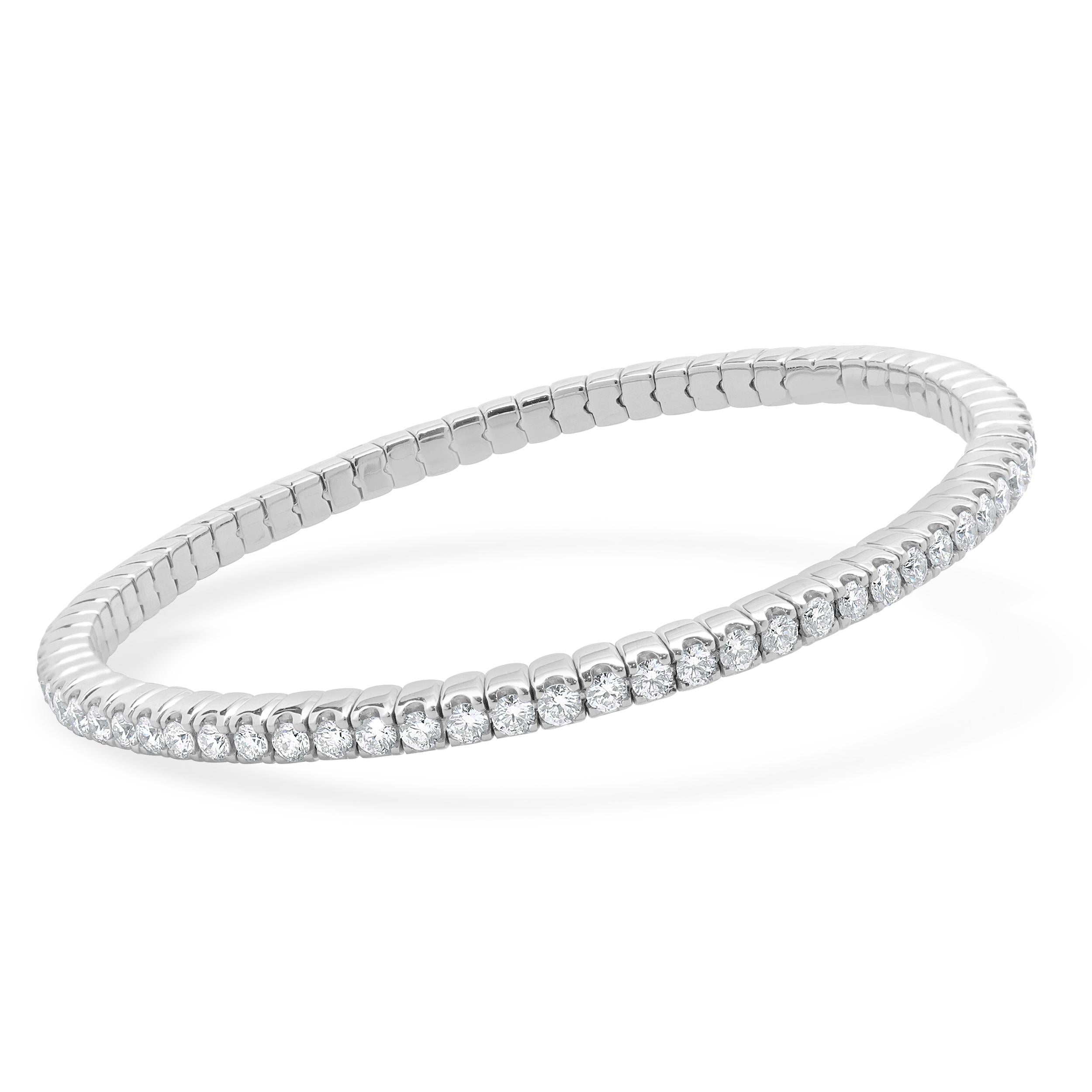 Designer: Crivelli
MATERIAL: 18K Weißgold
Diamant: 73 runder Brillantschliff = 3,00cttw
Farbe: H
Klarheit: SI1
Gewicht: 14,21 Gramm
