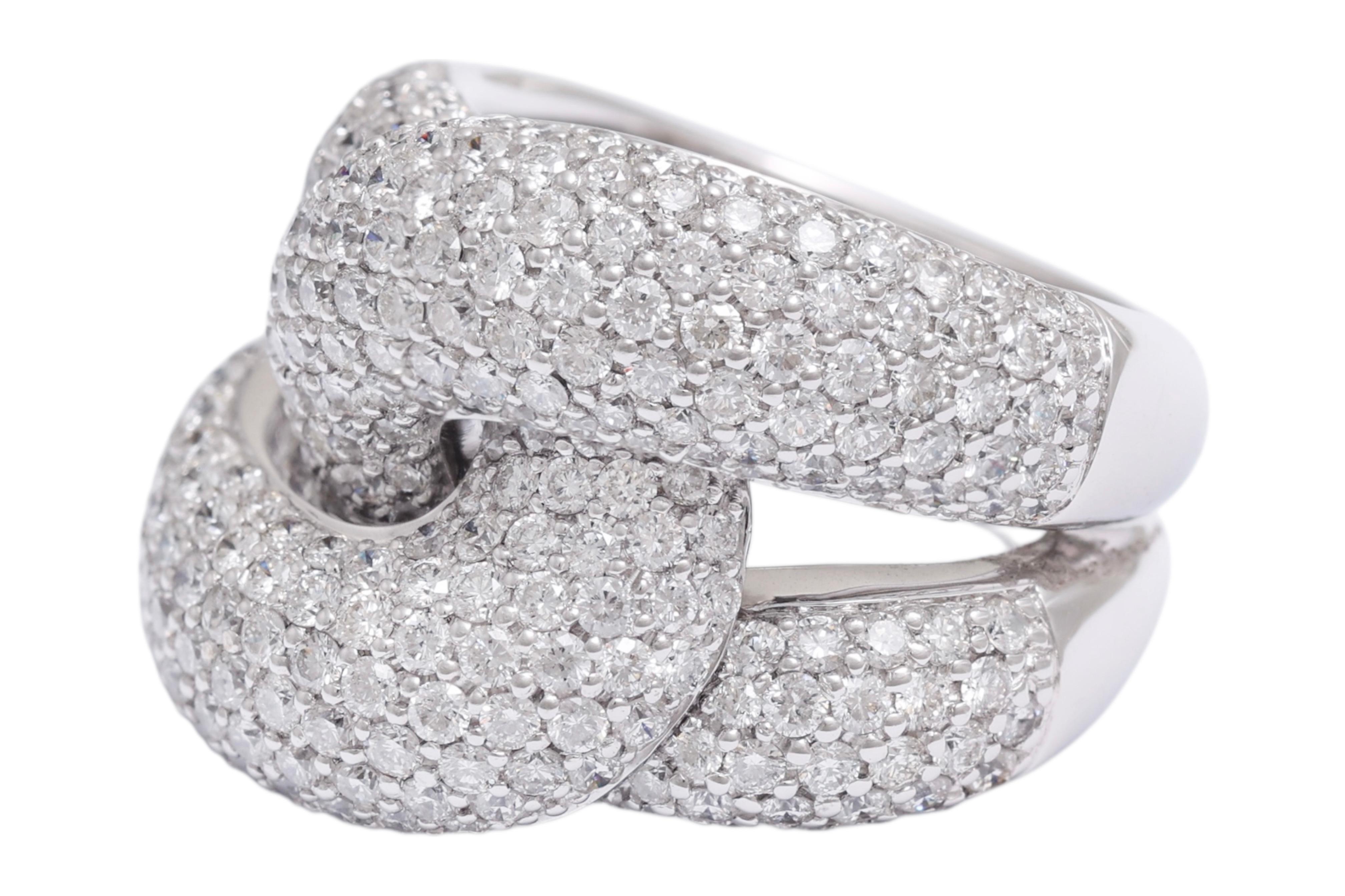 18 Kt SOLID WHITE GOLD MODERN KNOT RING FULL PAVé  DIAMANTES

MATERIAL: Oro blanco de 18 quilates

PESO: 22,5 gramos / 0,795 oz / 14,45 dwt

TALLA: 54

DIAMANTES: diamantes talla brillante, juntos ca. 2,40 quilates E/F VVS/VScr