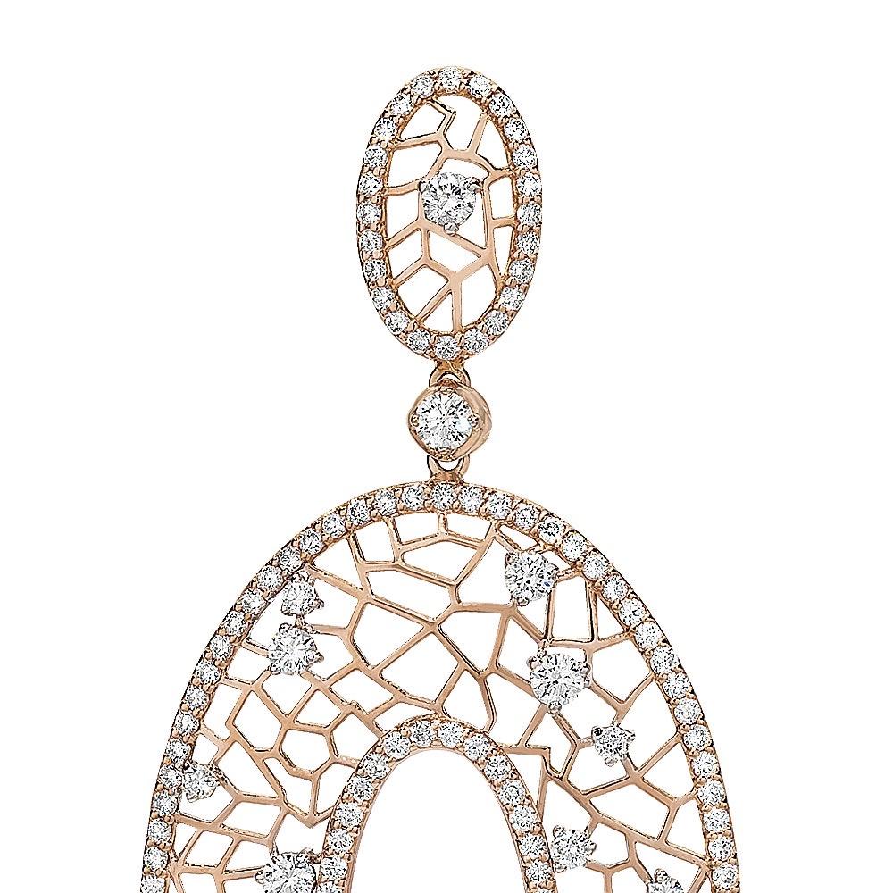 Ovale:: hängende Ohrringe aus durchbrochenem 18-karätigem Roségold:: besetzt mit runden Diamanten im Brillantschliff und eingefasst mit Brillantpavé. Die Ohrringe sind mit einem Stift und einem Clip versehen:: können aber auch zu Ohrringen mit Clip