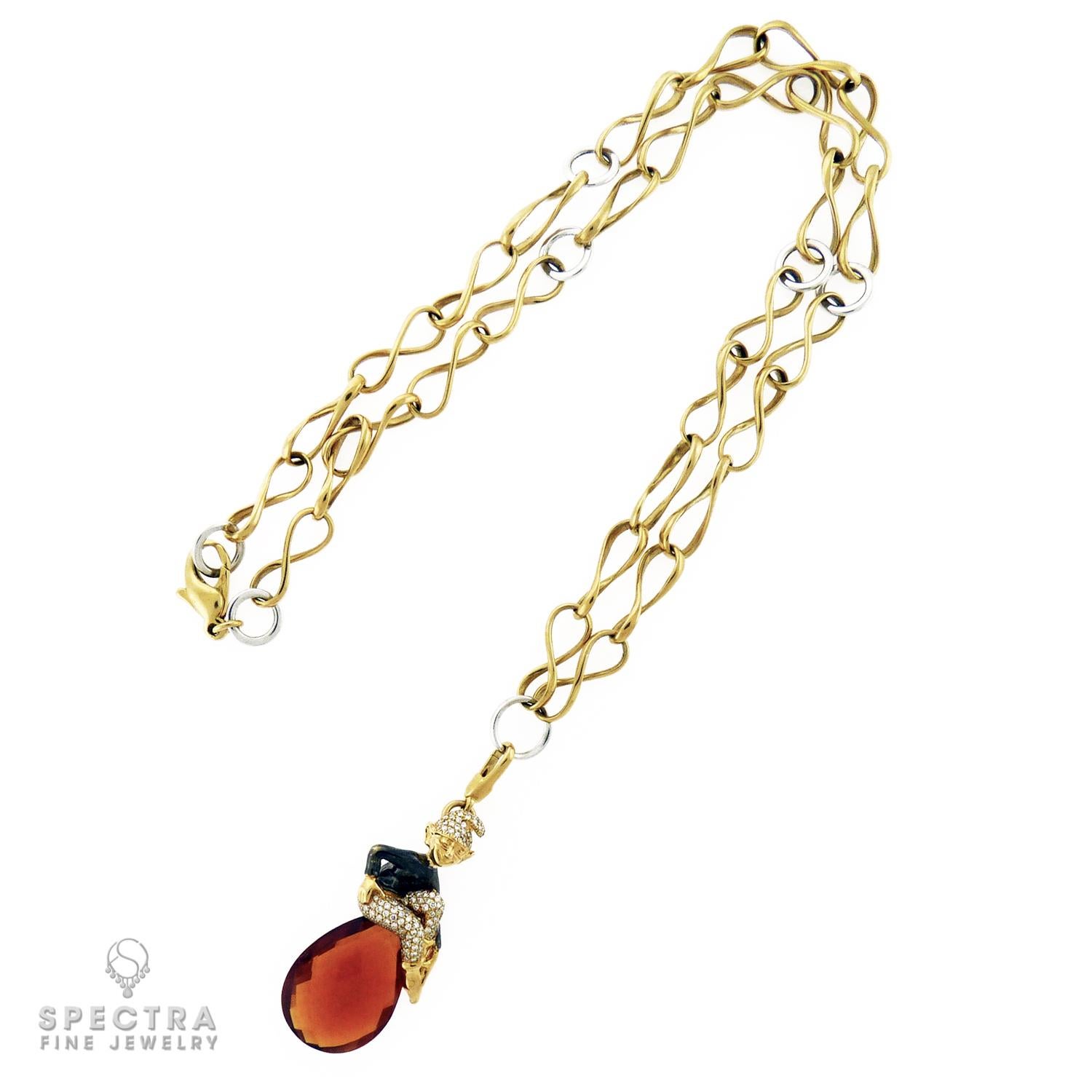 Diese bezaubernde Halskette von Crivelli aus Italien verzaubert Sie in die Welt der Elfen. Das Herzstück ist ein zauberhafter Elfen-Anhänger, der mit funkelnden Brauntopasen und Diamanten verziert ist. Die warmen Farben des zweifarbigen 18-karätigen