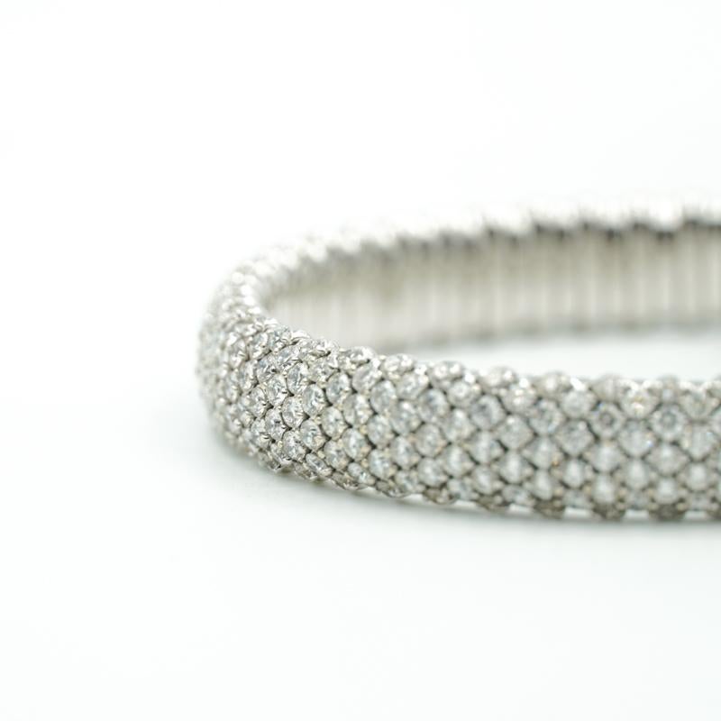 Ein zeitloses Stück von Crivelli, das bequem in jede Sammlung passt. Das in Italien handgefertigte Armband aus 18 Karat Weißgold ist mit 10,70 Karat Diamanten besetzt und passt sich den meisten Handgelenken an. Es handelt sich um ein