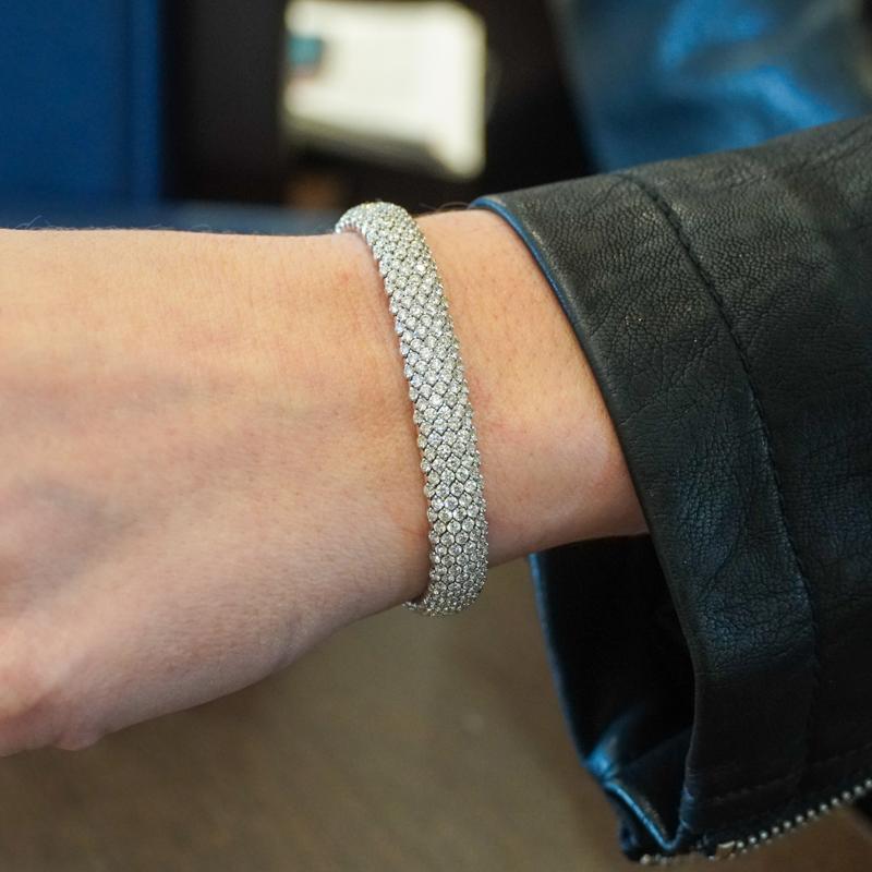 Crivelli Diamant-Pavé- Stretch-Armband aus 18 Karat Weißgold mit 10,7 Karat Diamanten Damen