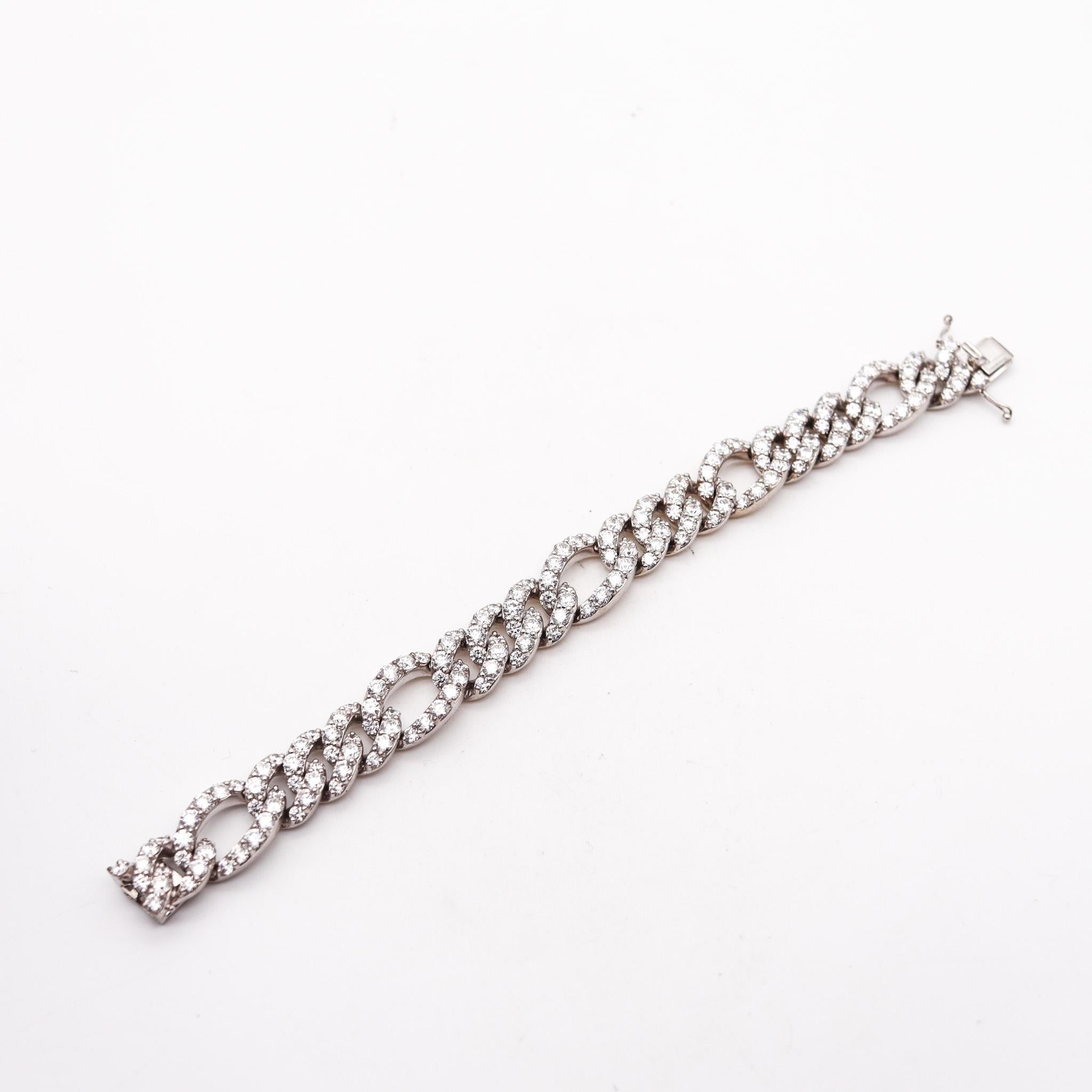 A diamonds bracelet designed by Crivelli Gioielli

Fantastic contemporary bracelet, created in Italy by the jewelry house of Crivelli Gioielli. This exceptional bracelet has been crafted with Figaro-links in solid white gold of 18 karats, with high