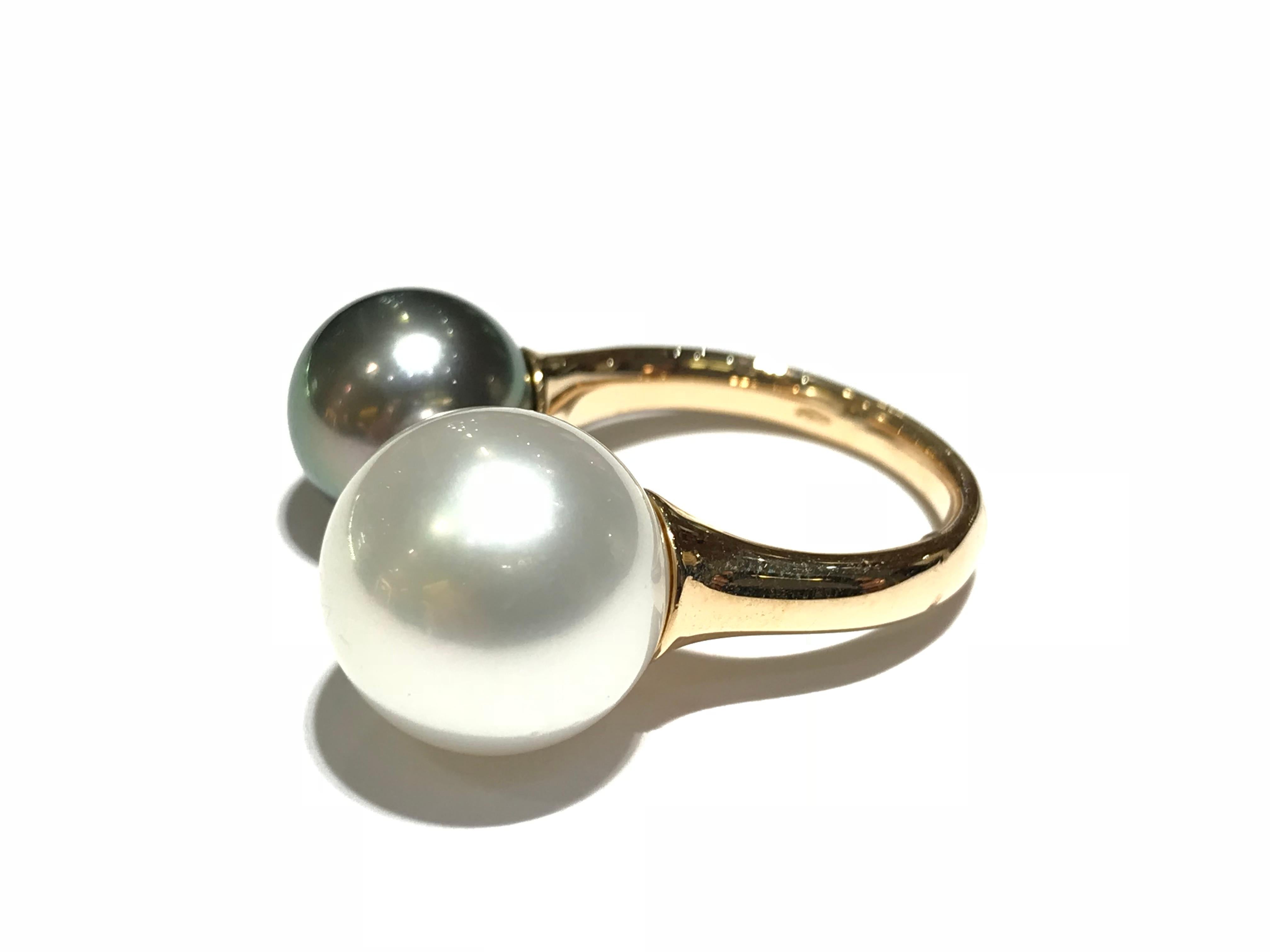 CRIVELLI italian made 18 karat rose gold Ring with South Sea pearl and Tahitian 
13 mm South Sea pearl 
11 mm Tahitian Pearl 
Italian made 
18 karat rose gold
