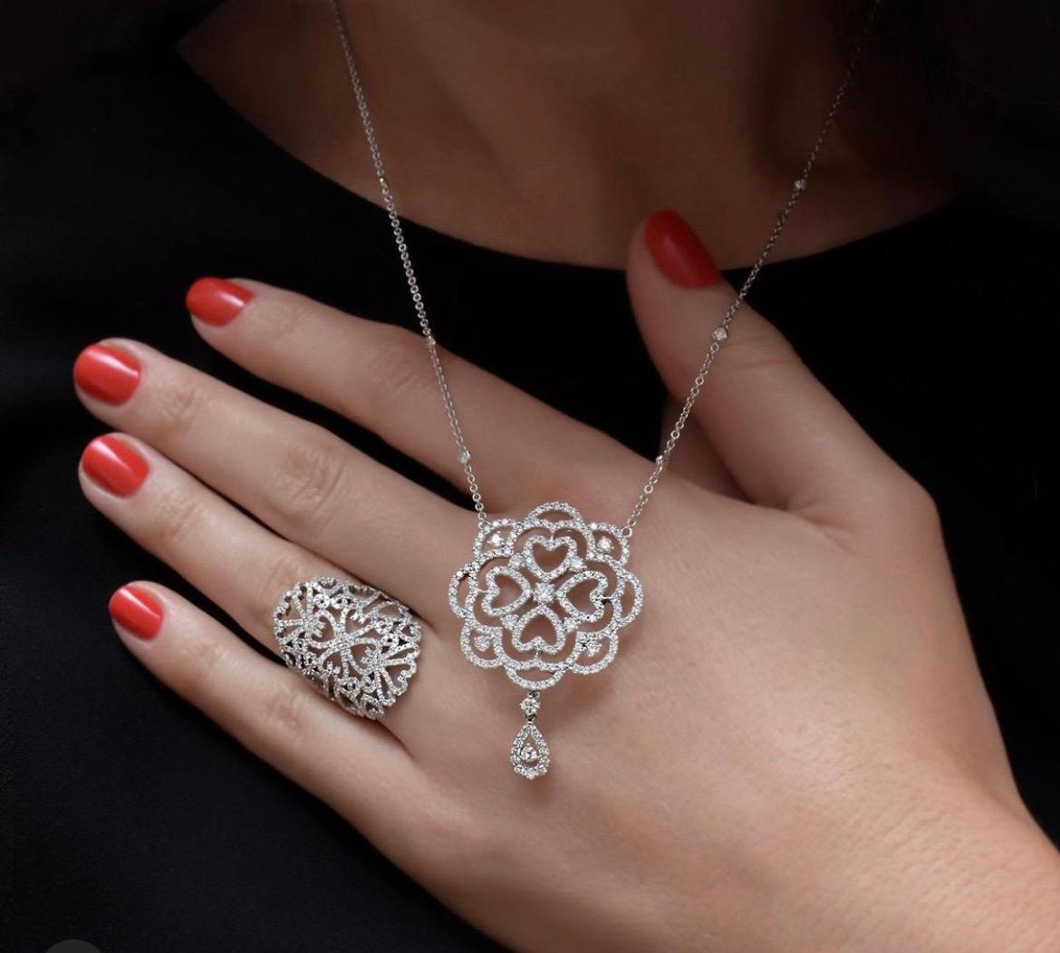 Questo delicato pendente con motivo a pizzo, composto da 2,75 carati di diamanti, pende da una catena dettagliata con diamanti fluttuanti. Incastonato in oro bianco da 18 carati. La collana con ciondolo può essere indossata a 16