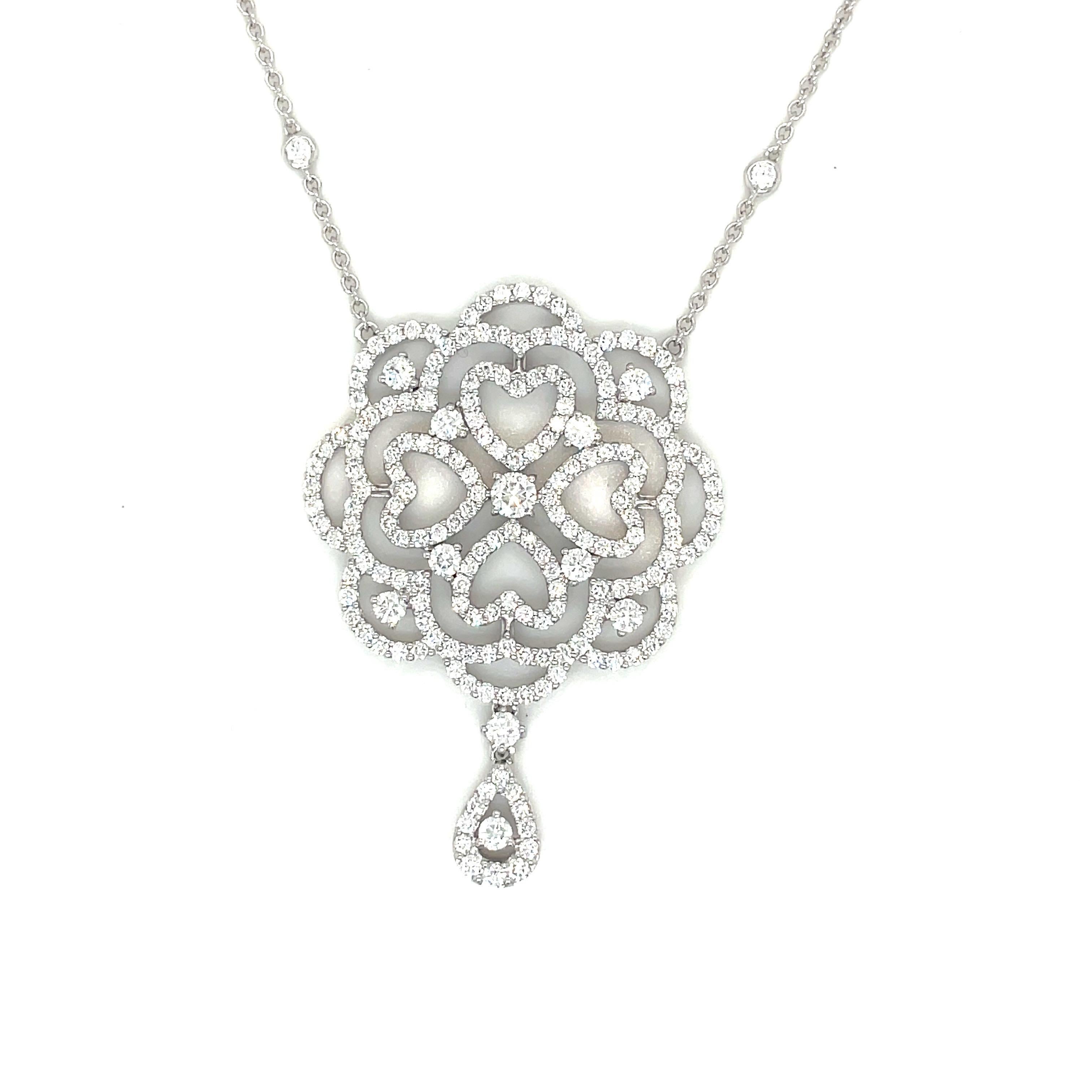 Taglio rotondo Crivelli Open Work 2,75Ct. Ciondolo con motivo a cuore di diamanti in oro bianco 18KT in vendita