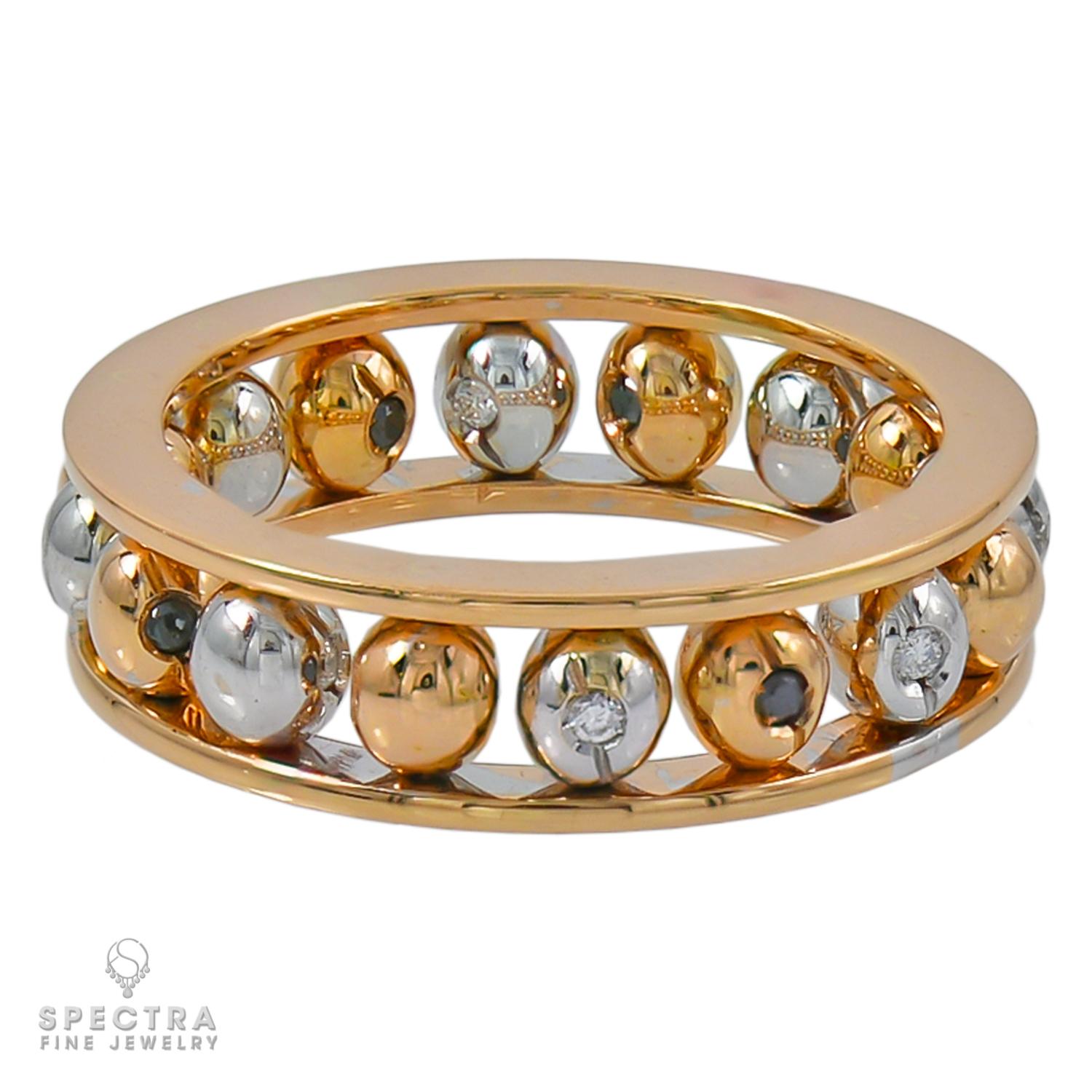 Questo anello Crivelli è realizzato a mano in Italia in oro bianco e rosa 18 carati e presenta sedici eleganti sfere geometriche rotanti racchiuse tra due dischi. Questo pezzo è una vera e propria scultura che incontra la gioielleria, con una