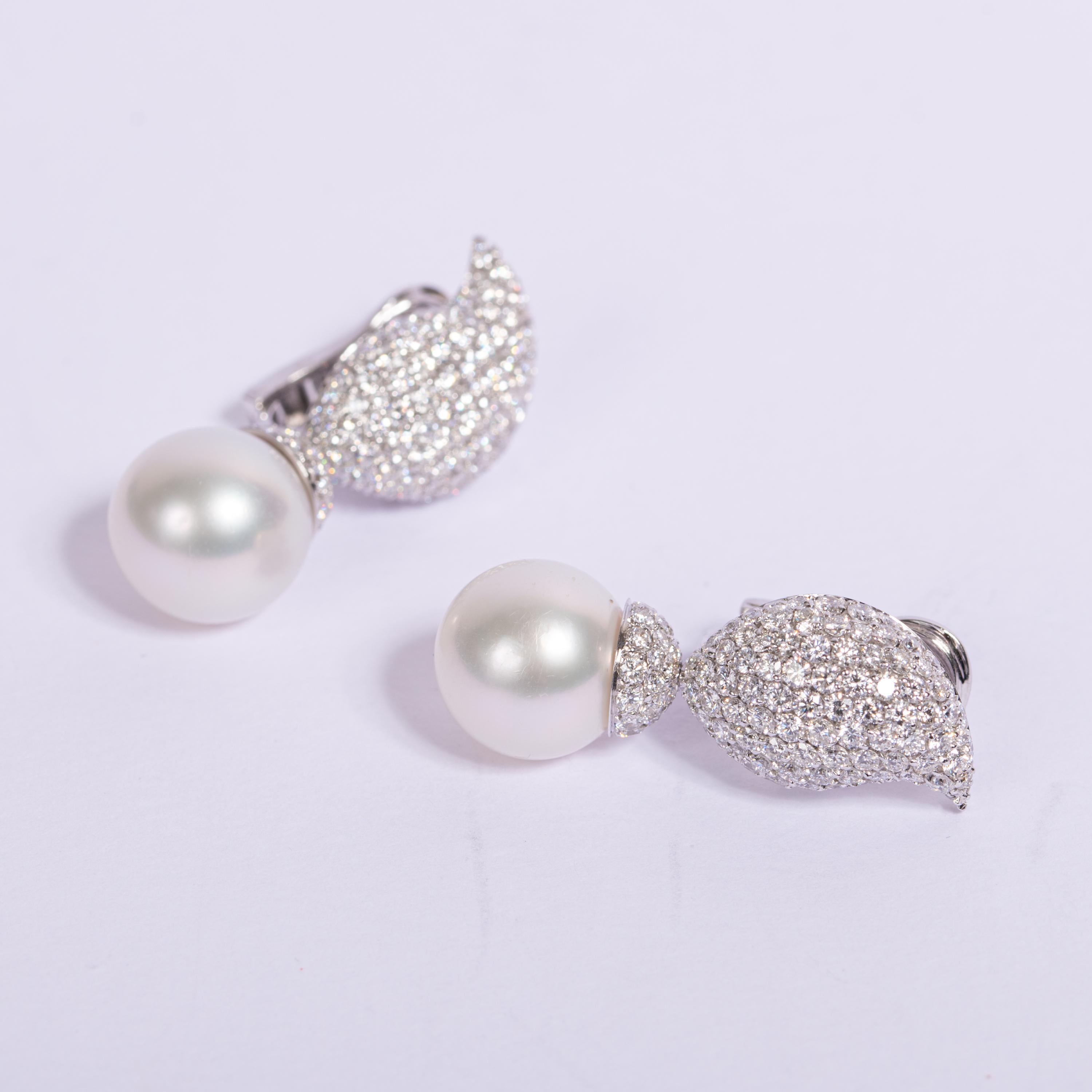Ein fabelhaftes Crivelli Set aus schicken Perlen- und Diamanttropfen-Ohrringen mit 5,14 Karat weißen Diamanten im Brillantschliff, Farbe F/G, über die gesamte Oberfläche des Tropfens für maximales Funkeln! Der Durchmesser der Perle beträgt 12 Karat