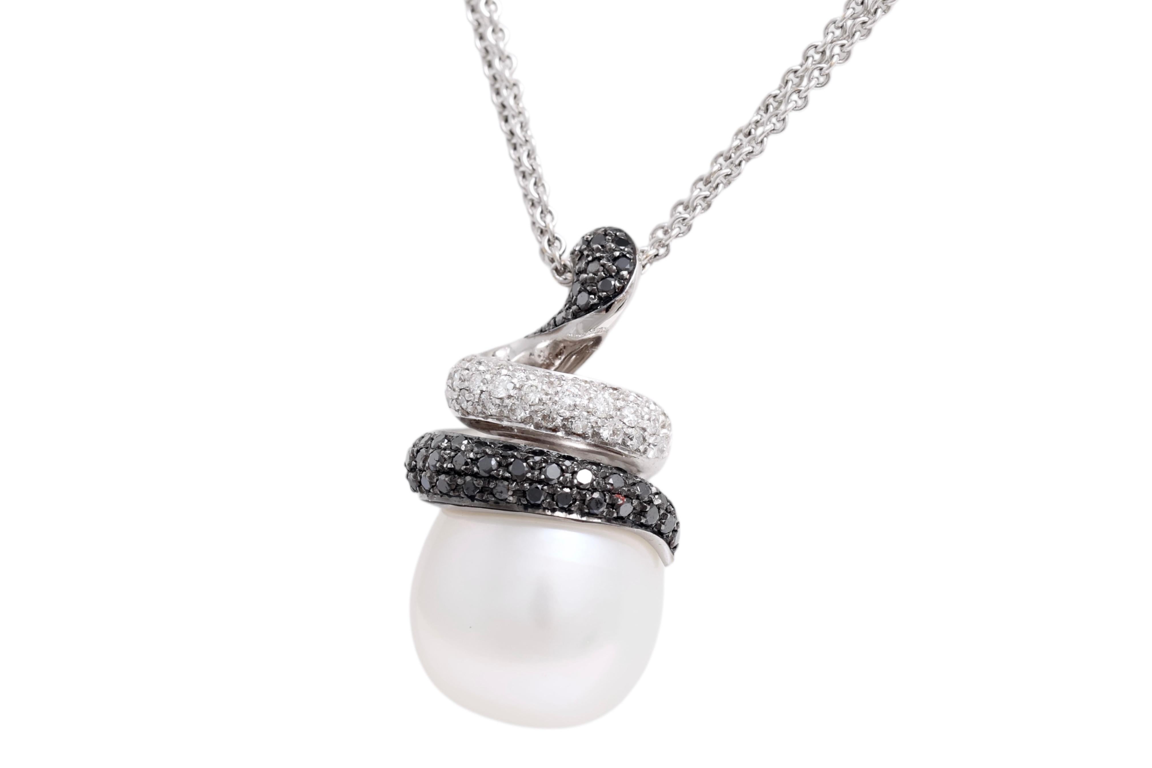 WHITE GOLDEN PENDANT WITH DIAMONDS AND PEARL

MATERIAL: 18 kt white gold

DIAMONDS: white brilliant cut diamonds,  0.33 Cts F VVS, black diamonds  0.52 Cts, Total weight Diamonds 0.85 Cts.

SOUTH SEA PEARL: 14 mm

WEIGHT: 18.2 gr / 0.645 oz / 11.7