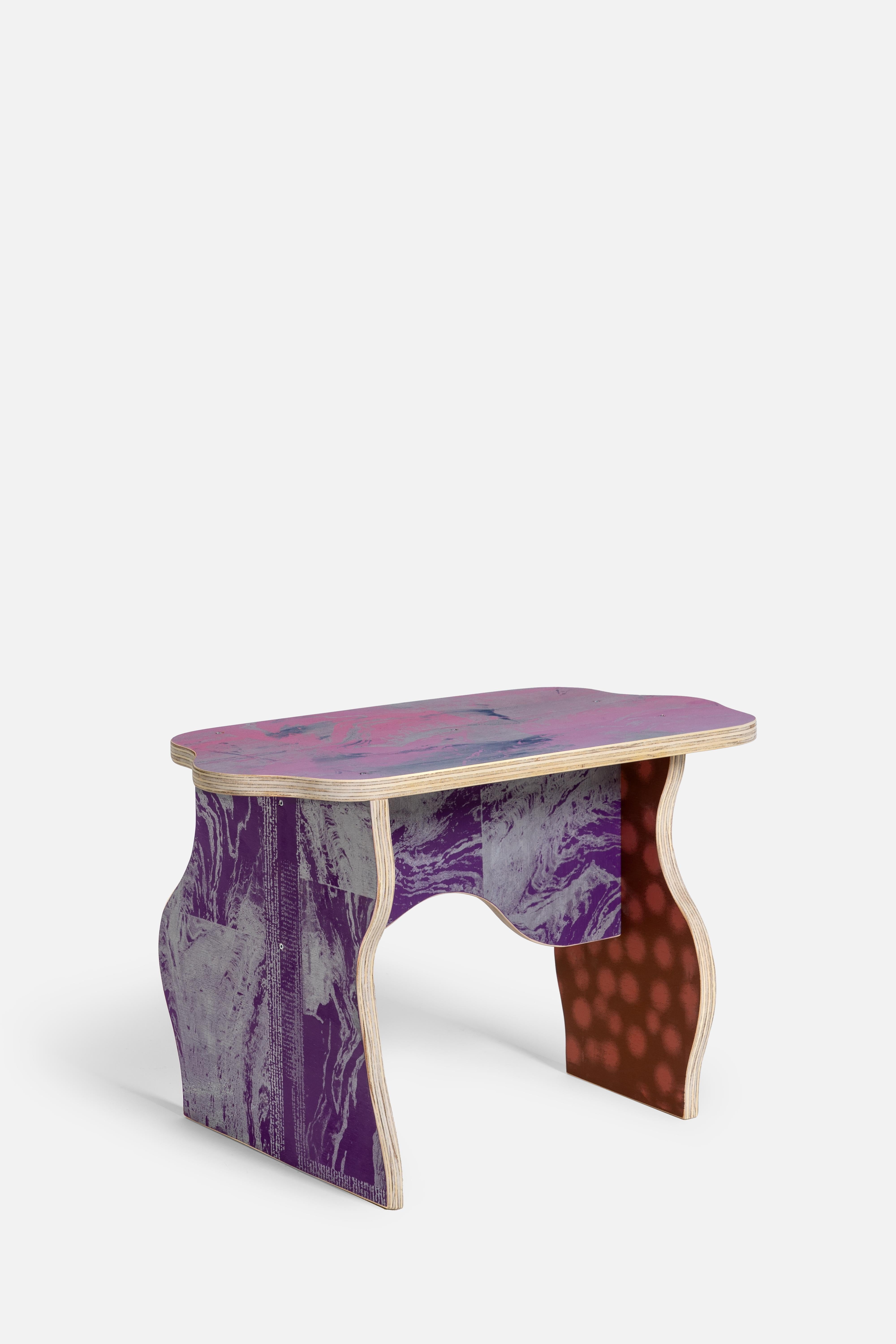 Questa lampada da tavolo è un pezzo unico, progettato e realizzato nel 2024 dal duo Edizioni Brigantino.
La loro pratica è una fusione vibrante e giocosa di arte contemporanea e design. L'opera è realizzata utilizzando come base un compensato di