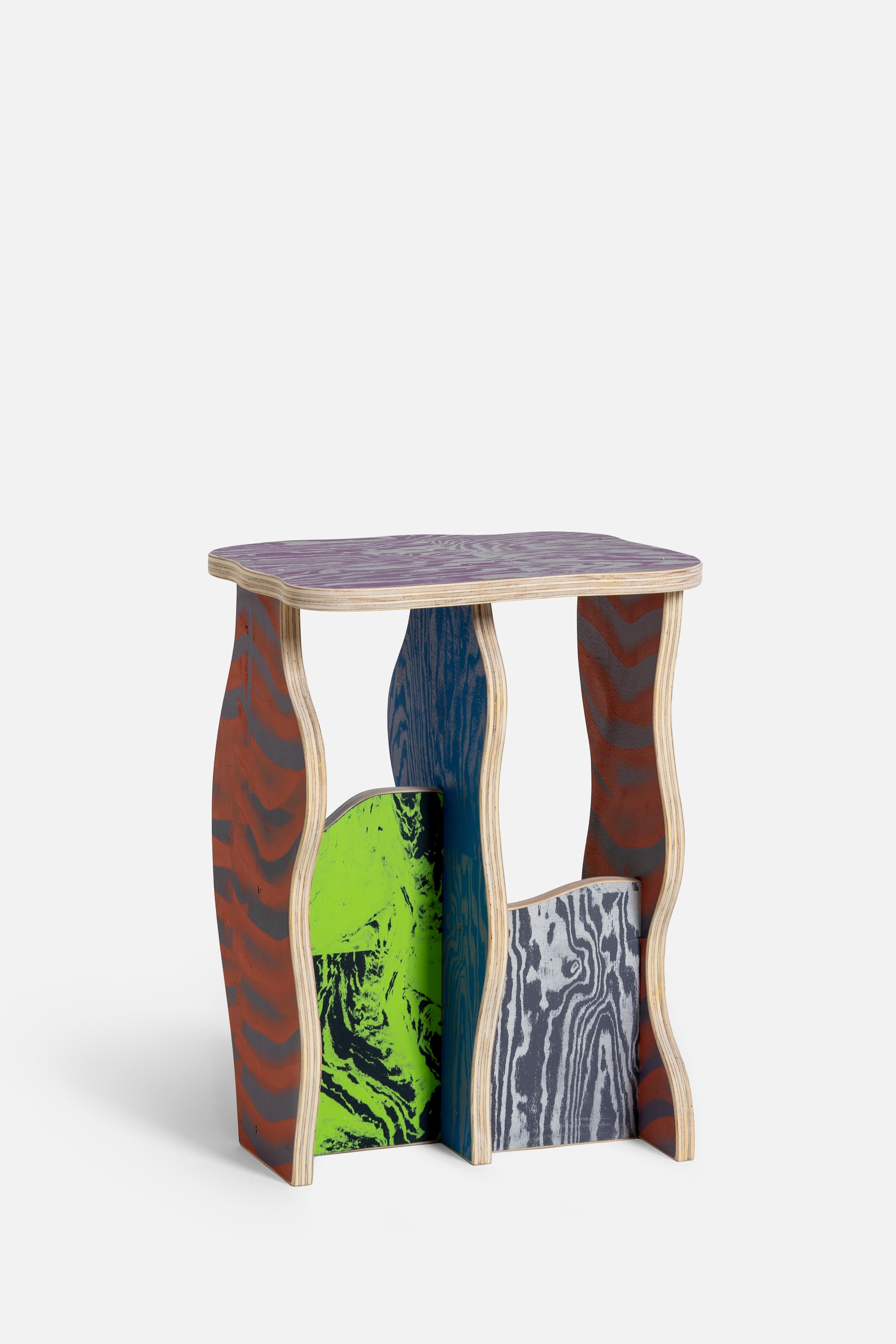 Ce siège et cet éclairage sont des pièces uniques, conçues et fabriquées en 2024 par le duo Edizioni Brigantino.
Leur pratique est une fusion vibrante et ludique de l'art contemporain et du design. L'œuvre est réalisée à partir de contreplaqué de