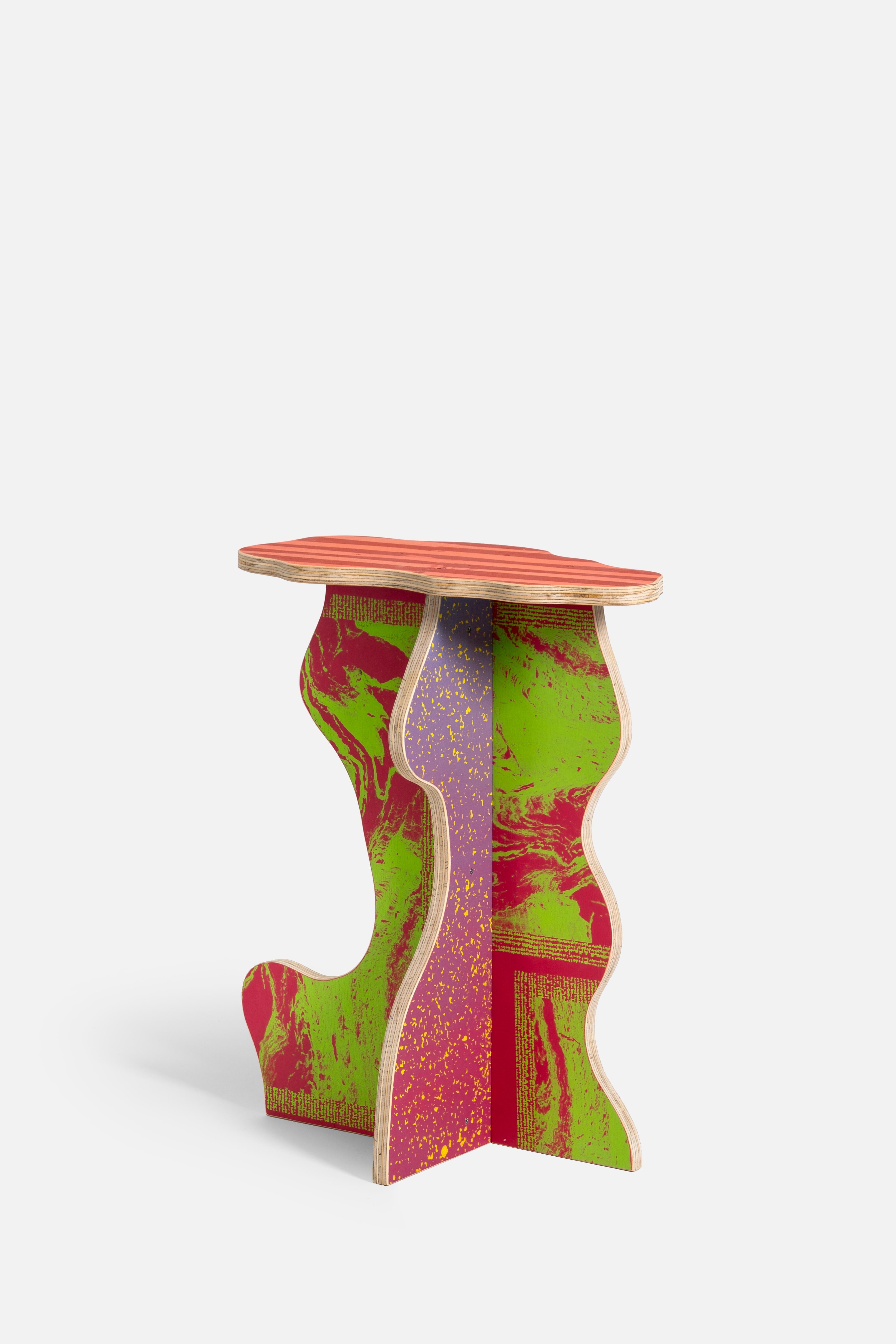 Ce siège et cet éclairage sont des pièces uniques, conçues et fabriquées en 2024 par le duo Edizioni Brigantino.
Leur pratique est une fusion vibrante et ludique de l'art contemporain et du design. L'œuvre est réalisée à partir de contreplaqué de