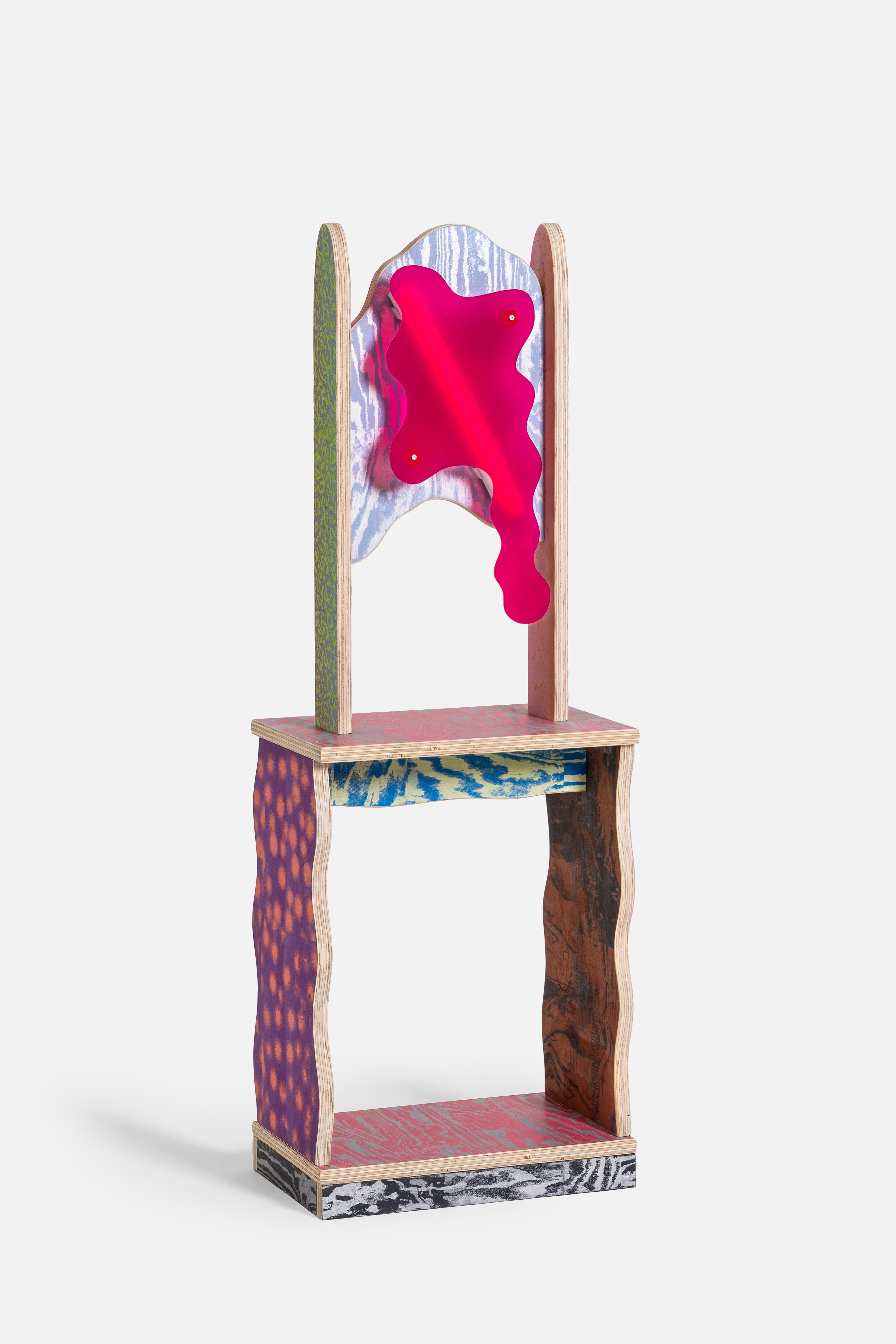 Ce siège et cet éclairage sont des pièces uniques, conçues et fabriquées en 2024 par le duo Edizioni Brigantino.
Leur pratique est une fusion vibrante et ludique de l'art contemporain et du design. L'œuvre est réalisée à partir de contreplaqué de