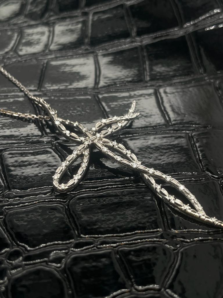 Croc Cross Pendant Necklace with diamonds in 18k White Gold and Croc Tail detail In New Condition For Sale In Brisbane, AU